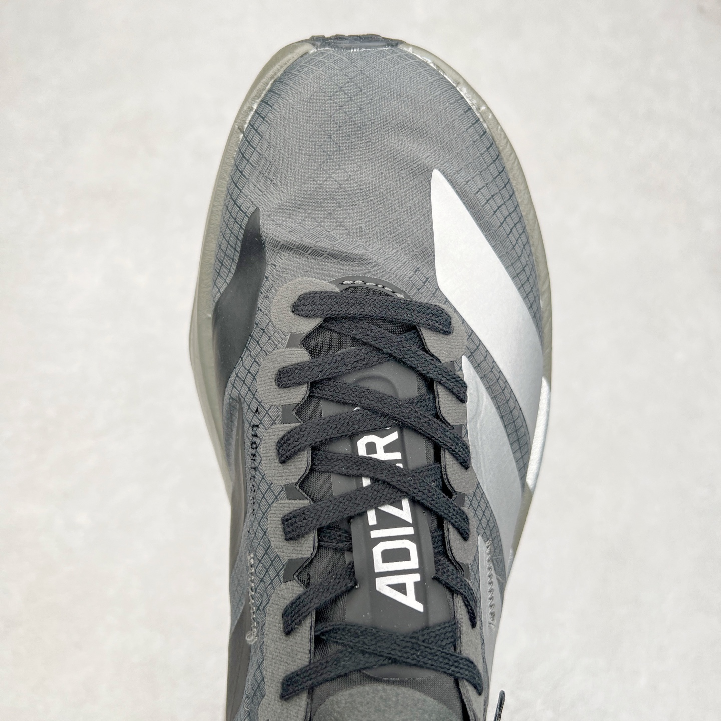 图片[4]-AD Adizero Adios Pro 4 马拉松竞速专业跑鞋 JS3155 CELERMESH针织网面非常轻薄 纤维间的缝隙很大 可以保证跑步时的透气、排汗效果 鞋舌直接与两侧的内衬和鞋底连接在一起 在跑步过程中不会被鞋舌的左右移动所困扰 在标准鞋带孔的基础上再拓宽一组鞋带孔 适合不同脚型的需求 突破性 EnergyRods 技术，有助于跑者实现更好的成绩 中底独特的LIGHTSTRIKE PRO泡棉材质 微弹感觉在跑步过程中给予了良好的支撑体验 对于顶级精英和高水平进阶跑者来说 ADIOS PRO是一双值得信赖的竞速比赛用鞋 尺码：36 36.5 37.5 38 38.5 39 40 40.5 41 42 42.5 43 44 44.5 45-选品中心