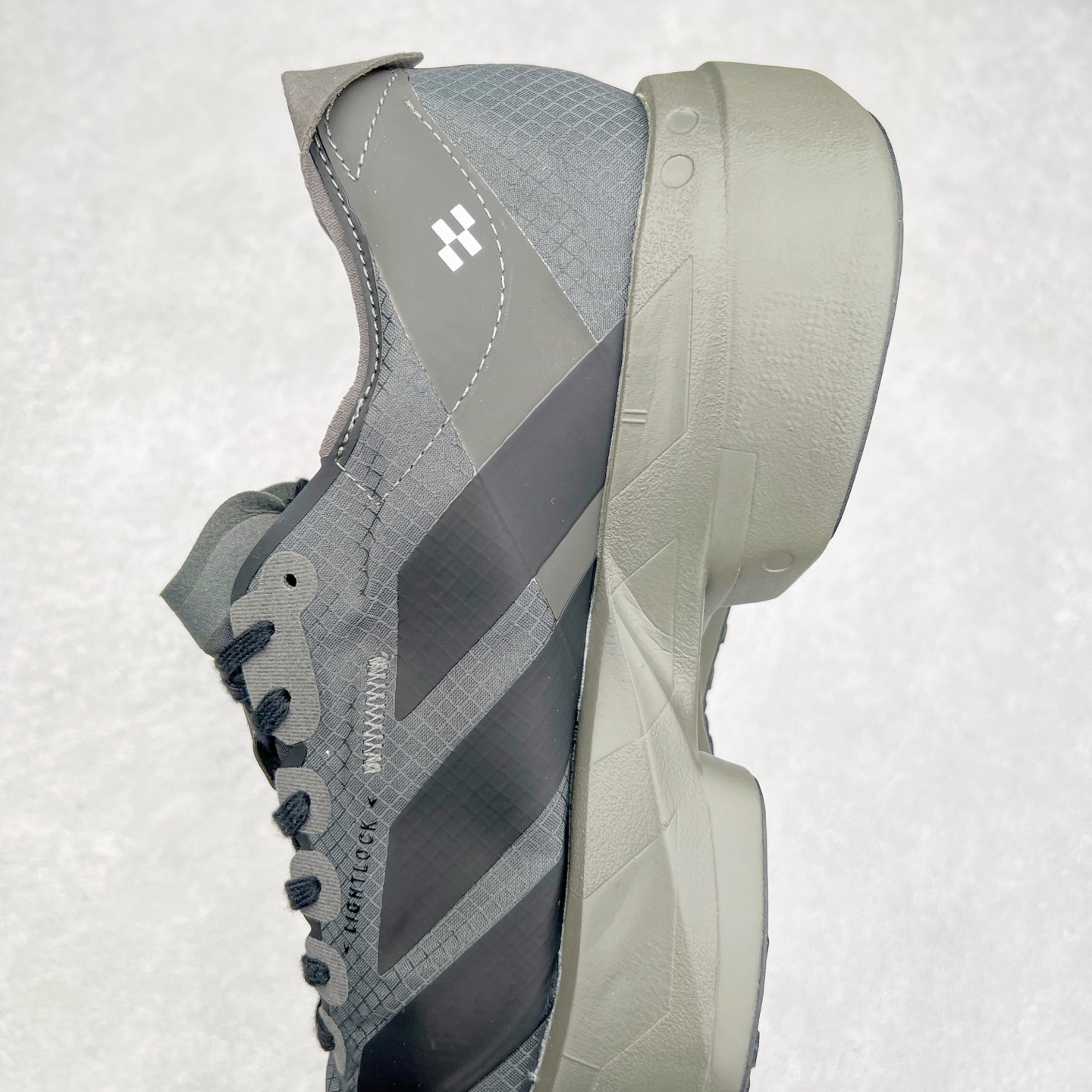 图片[7]-AD Adizero Adios Pro 4 马拉松竞速专业跑鞋 JS3155 CELERMESH针织网面非常轻薄 纤维间的缝隙很大 可以保证跑步时的透气、排汗效果 鞋舌直接与两侧的内衬和鞋底连接在一起 在跑步过程中不会被鞋舌的左右移动所困扰 在标准鞋带孔的基础上再拓宽一组鞋带孔 适合不同脚型的需求 突破性 EnergyRods 技术，有助于跑者实现更好的成绩 中底独特的LIGHTSTRIKE PRO泡棉材质 微弹感觉在跑步过程中给予了良好的支撑体验 对于顶级精英和高水平进阶跑者来说 ADIOS PRO是一双值得信赖的竞速比赛用鞋 尺码：36 36.5 37.5 38 38.5 39 40 40.5 41 42 42.5 43 44 44.5 45-选品中心