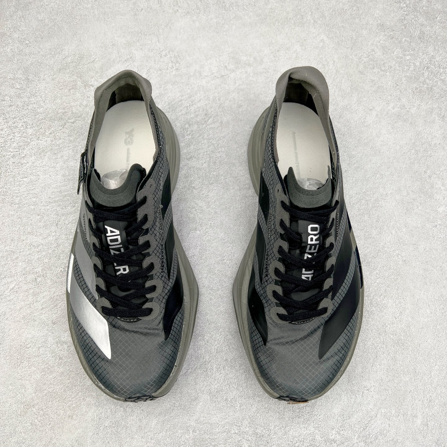 图片[2]-AD Adizero Adios Pro 4 马拉松竞速专业跑鞋 JS3155 CELERMESH针织网面非常轻薄 纤维间的缝隙很大 可以保证跑步时的透气、排汗效果 鞋舌直接与两侧的内衬和鞋底连接在一起 在跑步过程中不会被鞋舌的左右移动所困扰 在标准鞋带孔的基础上再拓宽一组鞋带孔 适合不同脚型的需求 突破性 EnergyRods 技术，有助于跑者实现更好的成绩 中底独特的LIGHTSTRIKE PRO泡棉材质 微弹感觉在跑步过程中给予了良好的支撑体验 对于顶级精英和高水平进阶跑者来说 ADIOS PRO是一双值得信赖的竞速比赛用鞋 尺码：36 36.5 37.5 38 38.5 39 40 40.5 41 42 42.5 43 44 44.5 45-选品中心