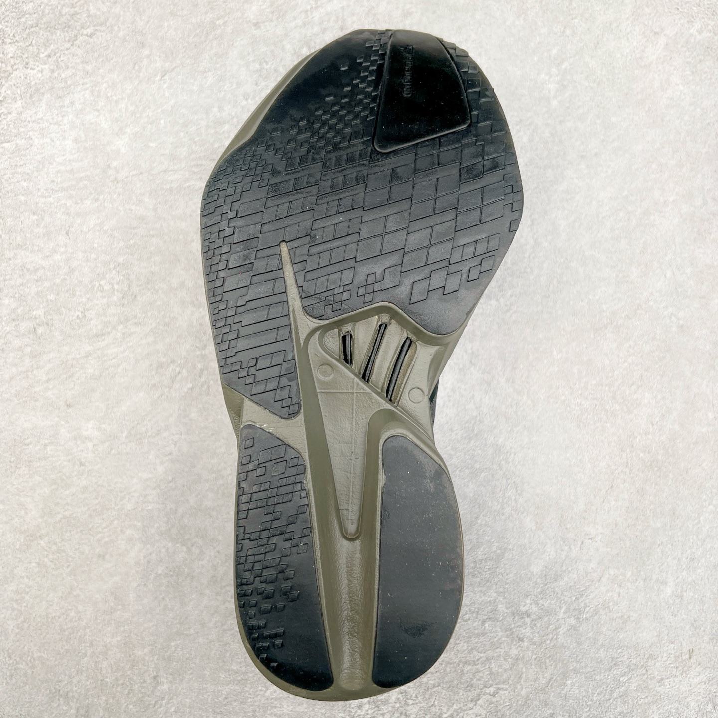 图片[9]-AD Adizero Adios Pro 4 马拉松竞速专业跑鞋 JS3155 CELERMESH针织网面非常轻薄 纤维间的缝隙很大 可以保证跑步时的透气、排汗效果 鞋舌直接与两侧的内衬和鞋底连接在一起 在跑步过程中不会被鞋舌的左右移动所困扰 在标准鞋带孔的基础上再拓宽一组鞋带孔 适合不同脚型的需求 突破性 EnergyRods 技术，有助于跑者实现更好的成绩 中底独特的LIGHTSTRIKE PRO泡棉材质 微弹感觉在跑步过程中给予了良好的支撑体验 对于顶级精英和高水平进阶跑者来说 ADIOS PRO是一双值得信赖的竞速比赛用鞋 尺码：36 36.5 37.5 38 38.5 39 40 40.5 41 42 42.5 43 44 44.5 45-选品中心