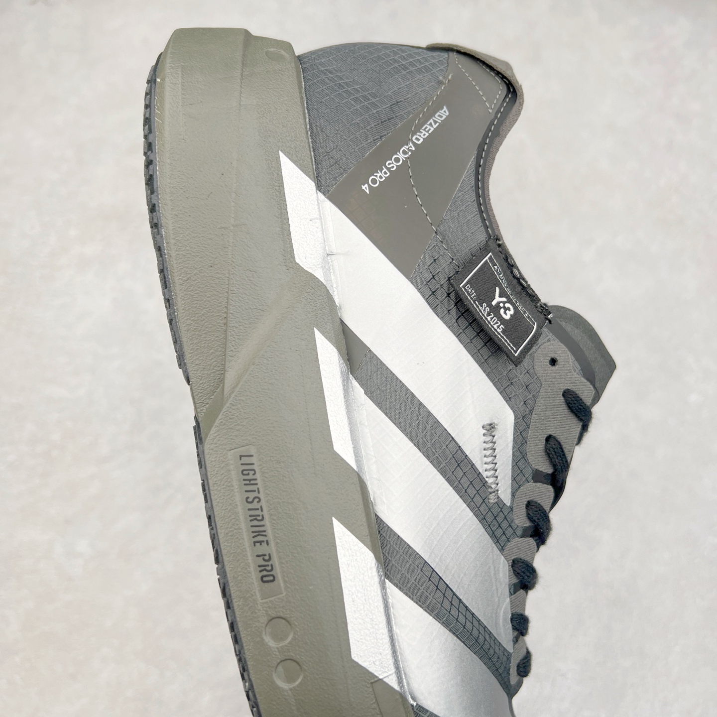 图片[6]-AD Adizero Adios Pro 4 马拉松竞速专业跑鞋 JS3155 CELERMESH针织网面非常轻薄 纤维间的缝隙很大 可以保证跑步时的透气、排汗效果 鞋舌直接与两侧的内衬和鞋底连接在一起 在跑步过程中不会被鞋舌的左右移动所困扰 在标准鞋带孔的基础上再拓宽一组鞋带孔 适合不同脚型的需求 突破性 EnergyRods 技术，有助于跑者实现更好的成绩 中底独特的LIGHTSTRIKE PRO泡棉材质 微弹感觉在跑步过程中给予了良好的支撑体验 对于顶级精英和高水平进阶跑者来说 ADIOS PRO是一双值得信赖的竞速比赛用鞋 尺码：36 36.5 37.5 38 38.5 39 40 40.5 41 42 42.5 43 44 44.5 45-选品中心