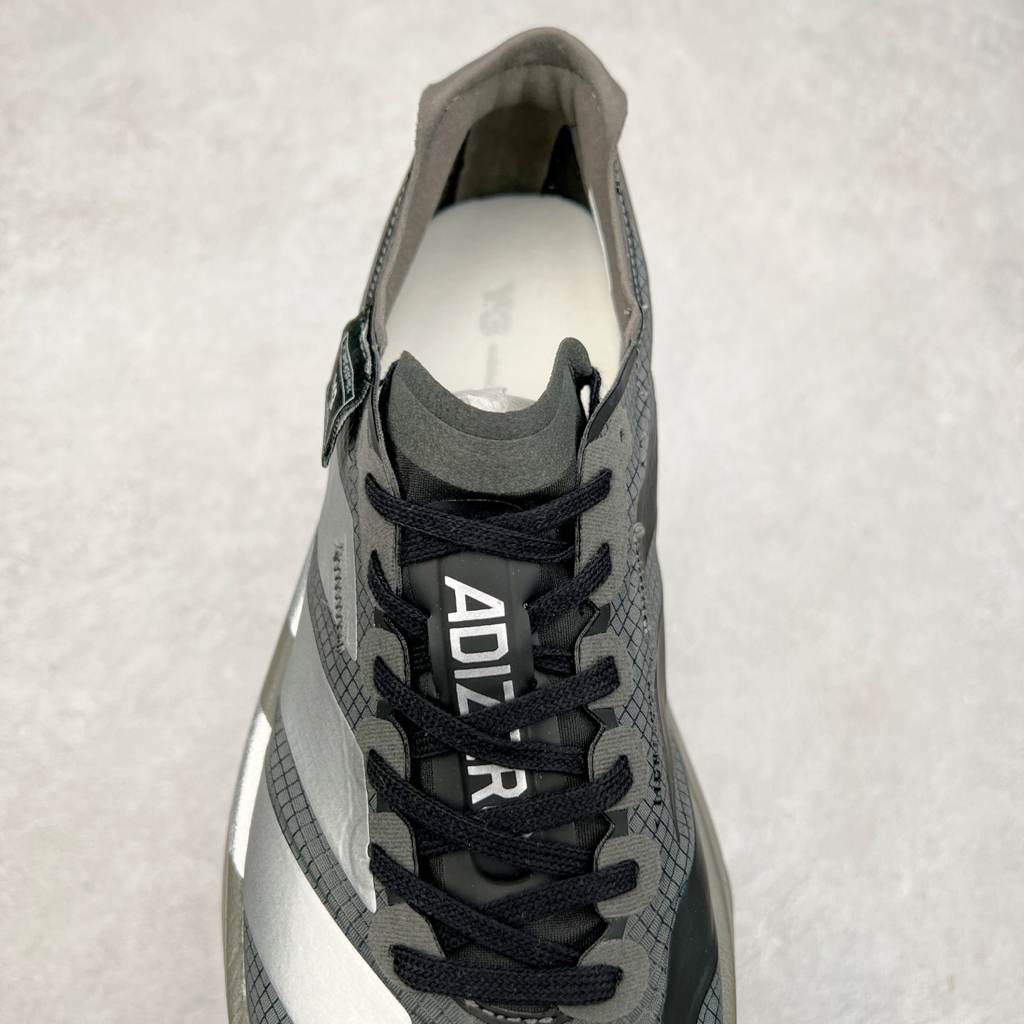 图片[5]-AD Adizero Adios Pro 4 马拉松竞速专业跑鞋 JS3155 CELERMESH针织网面非常轻薄 纤维间的缝隙很大 可以保证跑步时的透气、排汗效果 鞋舌直接与两侧的内衬和鞋底连接在一起 在跑步过程中不会被鞋舌的左右移动所困扰 在标准鞋带孔的基础上再拓宽一组鞋带孔 适合不同脚型的需求 突破性 EnergyRods 技术，有助于跑者实现更好的成绩 中底独特的LIGHTSTRIKE PRO泡棉材质 微弹感觉在跑步过程中给予了良好的支撑体验 对于顶级精英和高水平进阶跑者来说 ADIOS PRO是一双值得信赖的竞速比赛用鞋 尺码：36 36.5 37.5 38 38.5 39 40 40.5 41 42 42.5 43 44 44.5 45-选品中心