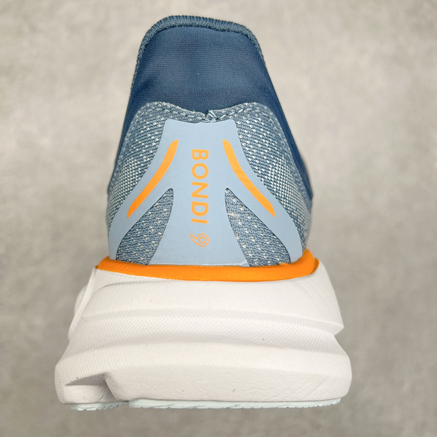 图片[8]-HOKA ONE ONE Bondi 9 WIDE 邦迪九代舒适防滑耐磨低帮休闲跑步鞋 HOKA ONE ONE是来自美国的跑步鞋知名品牌，创立于2009年，始终致力于为所有跑者提供更新、更好的跑步装备。相比常规跑鞋，HOKA ONE ONE特别研发使用性能独特的几何形跑鞋中底，此种鞋底更厚、更高、回弹性也更好，除了卓越的缓冲性能，它还能內各种阶段的跑者带来更具动感、更加稳定的跑步体验。HOKAONE ONE从设计之初就清楚意识到，要保证跑者步幅的均匀一致，双脚自然而然的运动至关重要。尺码：36 36.5 37.5 38 38.5 39 40 40.5 41 42 42.5 43 44 44.5 45-选品中心