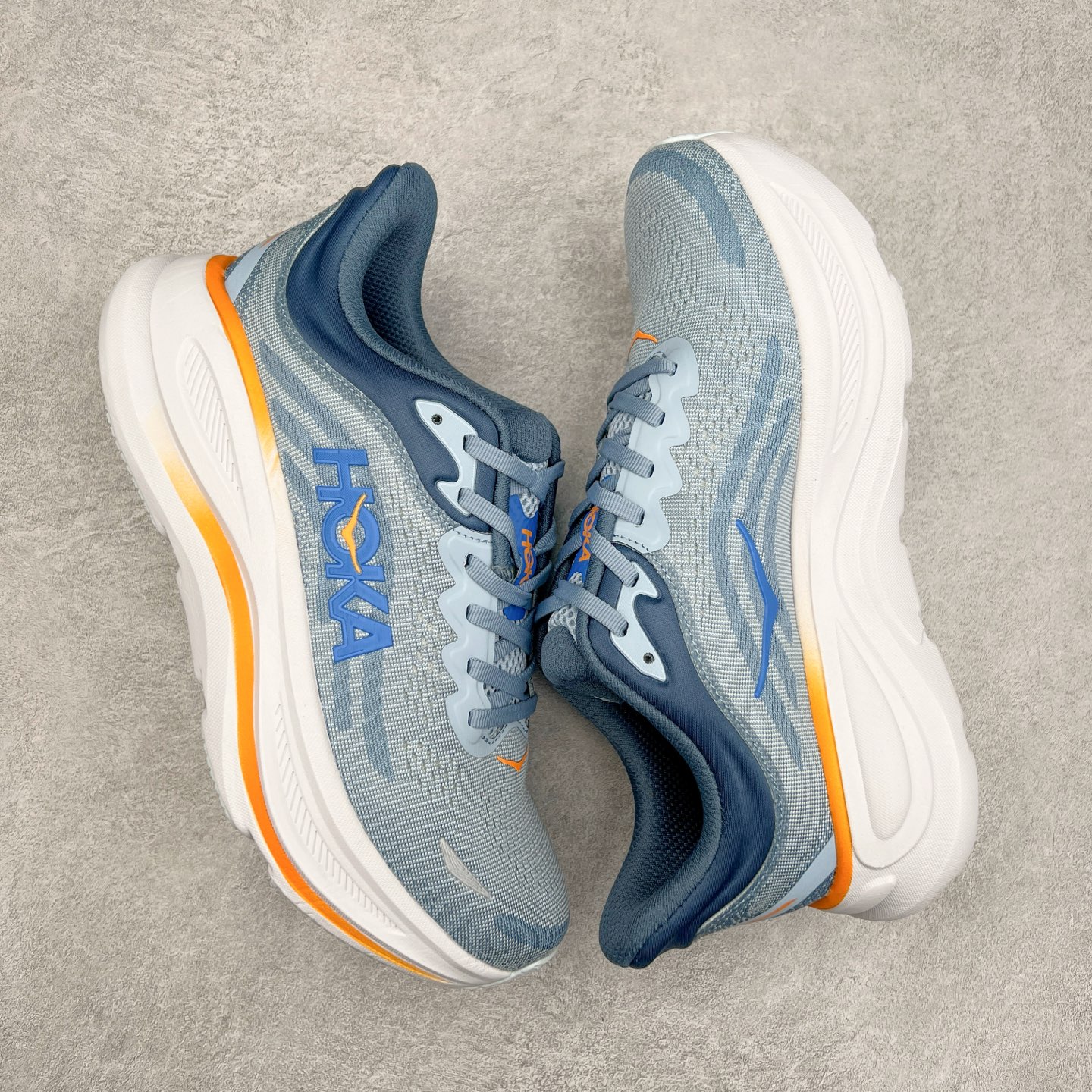 图片[3]-HOKA ONE ONE Bondi 9 WIDE 邦迪九代舒适防滑耐磨低帮休闲跑步鞋 HOKA ONE ONE是来自美国的跑步鞋知名品牌，创立于2009年，始终致力于为所有跑者提供更新、更好的跑步装备。相比常规跑鞋，HOKA ONE ONE特别研发使用性能独特的几何形跑鞋中底，此种鞋底更厚、更高、回弹性也更好，除了卓越的缓冲性能，它还能內各种阶段的跑者带来更具动感、更加稳定的跑步体验。HOKAONE ONE从设计之初就清楚意识到，要保证跑者步幅的均匀一致，双脚自然而然的运动至关重要。尺码：36 36.5 37.5 38 38.5 39 40 40.5 41 42 42.5 43 44 44.5 45-选品中心