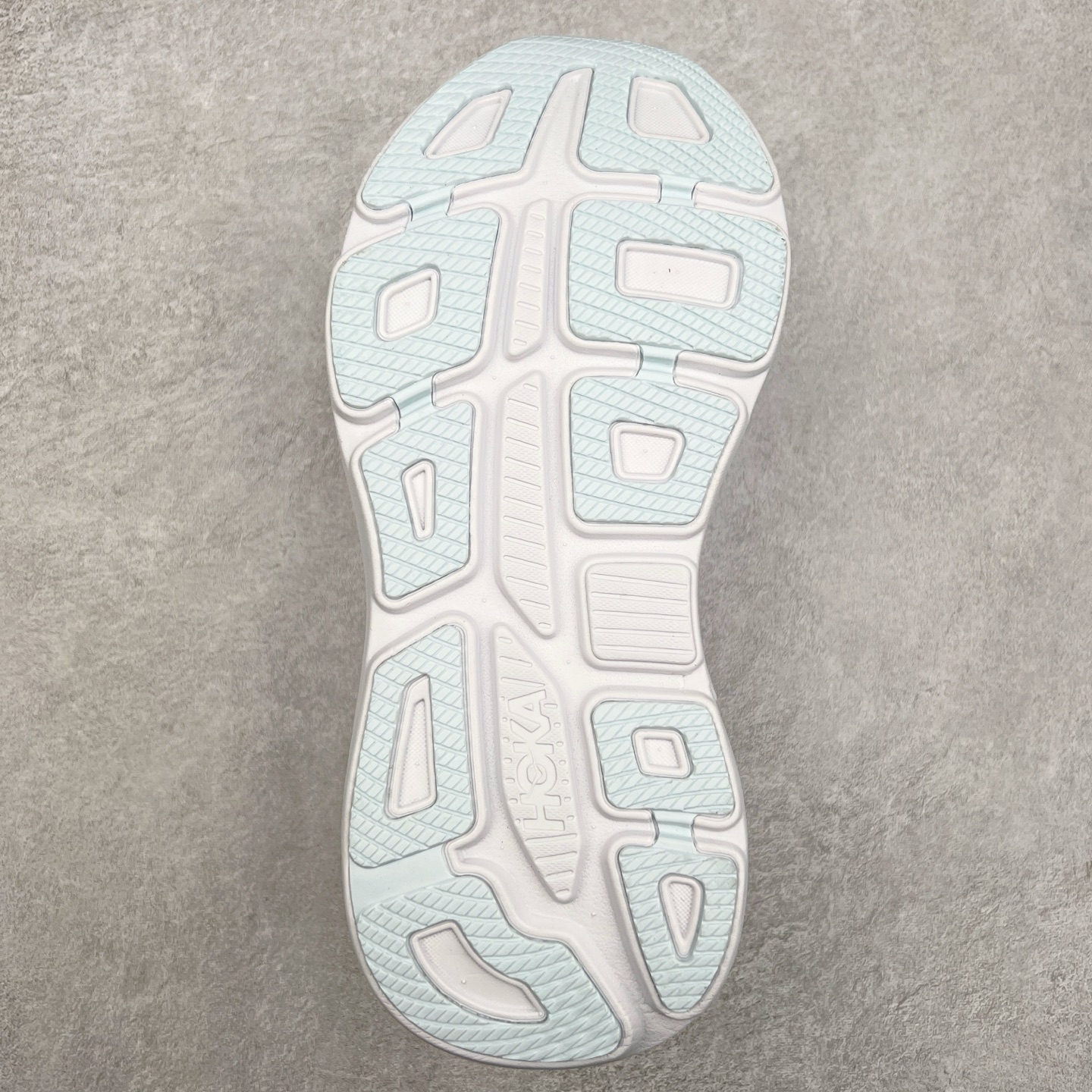 图片[9]-HOKA ONE ONE Bondi 9 WIDE 邦迪九代舒适防滑耐磨低帮休闲跑步鞋 HOKA ONE ONE是来自美国的跑步鞋知名品牌，创立于2009年，始终致力于为所有跑者提供更新、更好的跑步装备。相比常规跑鞋，HOKA ONE ONE特别研发使用性能独特的几何形跑鞋中底，此种鞋底更厚、更高、回弹性也更好，除了卓越的缓冲性能，它还能內各种阶段的跑者带来更具动感、更加稳定的跑步体验。HOKAONE ONE从设计之初就清楚意识到，要保证跑者步幅的均匀一致，双脚自然而然的运动至关重要。尺码：36 36.5 37.5 38 38.5 39 40 40.5 41 42 42.5 43 44 44.5 45-选品中心