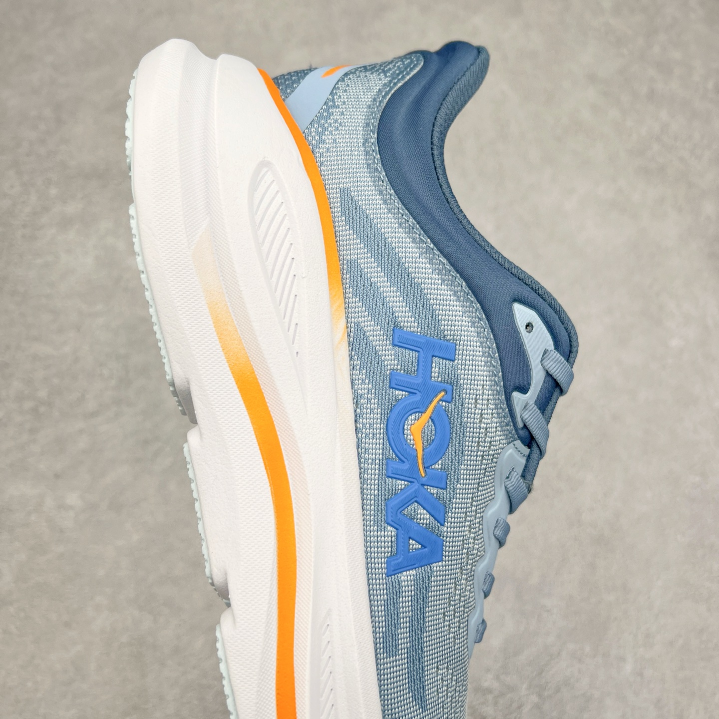 图片[6]-HOKA ONE ONE Bondi 9 WIDE 邦迪九代舒适防滑耐磨低帮休闲跑步鞋 HOKA ONE ONE是来自美国的跑步鞋知名品牌，创立于2009年，始终致力于为所有跑者提供更新、更好的跑步装备。相比常规跑鞋，HOKA ONE ONE特别研发使用性能独特的几何形跑鞋中底，此种鞋底更厚、更高、回弹性也更好，除了卓越的缓冲性能，它还能內各种阶段的跑者带来更具动感、更加稳定的跑步体验。HOKAONE ONE从设计之初就清楚意识到，要保证跑者步幅的均匀一致，双脚自然而然的运动至关重要。尺码：36 36.5 37.5 38 38.5 39 40 40.5 41 42 42.5 43 44 44.5 45-选品中心