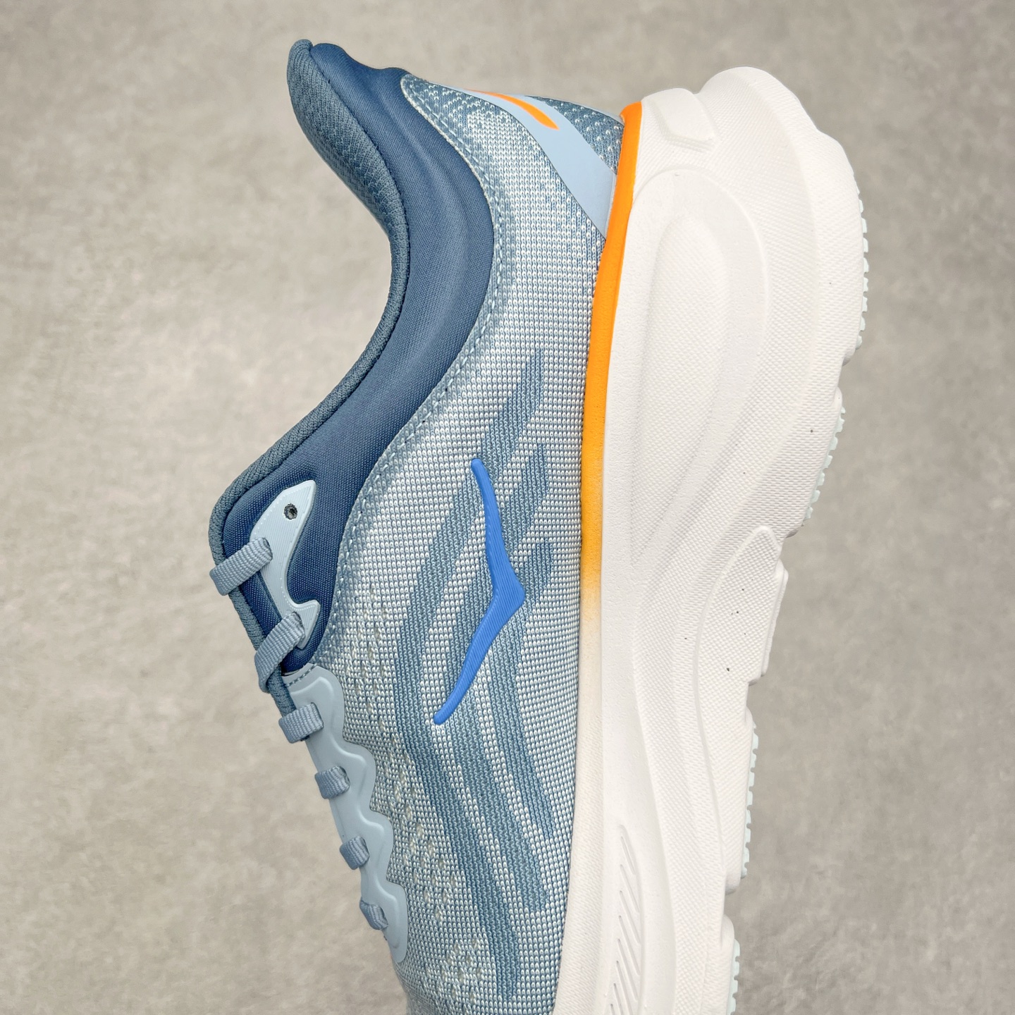 图片[7]-HOKA ONE ONE Bondi 9 WIDE 邦迪九代舒适防滑耐磨低帮休闲跑步鞋 HOKA ONE ONE是来自美国的跑步鞋知名品牌，创立于2009年，始终致力于为所有跑者提供更新、更好的跑步装备。相比常规跑鞋，HOKA ONE ONE特别研发使用性能独特的几何形跑鞋中底，此种鞋底更厚、更高、回弹性也更好，除了卓越的缓冲性能，它还能內各种阶段的跑者带来更具动感、更加稳定的跑步体验。HOKAONE ONE从设计之初就清楚意识到，要保证跑者步幅的均匀一致，双脚自然而然的运动至关重要。尺码：36 36.5 37.5 38 38.5 39 40 40.5 41 42 42.5 43 44 44.5 45-选品中心