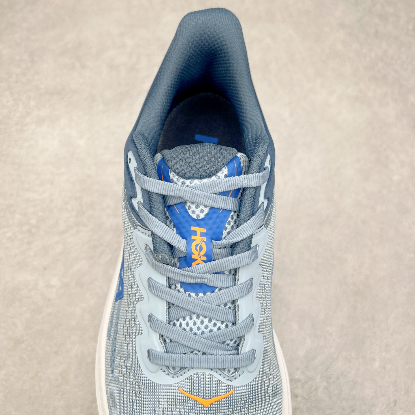 图片[5]-HOKA ONE ONE Bondi 9 WIDE 邦迪九代舒适防滑耐磨低帮休闲跑步鞋 HOKA ONE ONE是来自美国的跑步鞋知名品牌，创立于2009年，始终致力于为所有跑者提供更新、更好的跑步装备。相比常规跑鞋，HOKA ONE ONE特别研发使用性能独特的几何形跑鞋中底，此种鞋底更厚、更高、回弹性也更好，除了卓越的缓冲性能，它还能內各种阶段的跑者带来更具动感、更加稳定的跑步体验。HOKAONE ONE从设计之初就清楚意识到，要保证跑者步幅的均匀一致，双脚自然而然的运动至关重要。尺码：36 36.5 37.5 38 38.5 39 40 40.5 41 42 42.5 43 44 44.5 45-选品中心