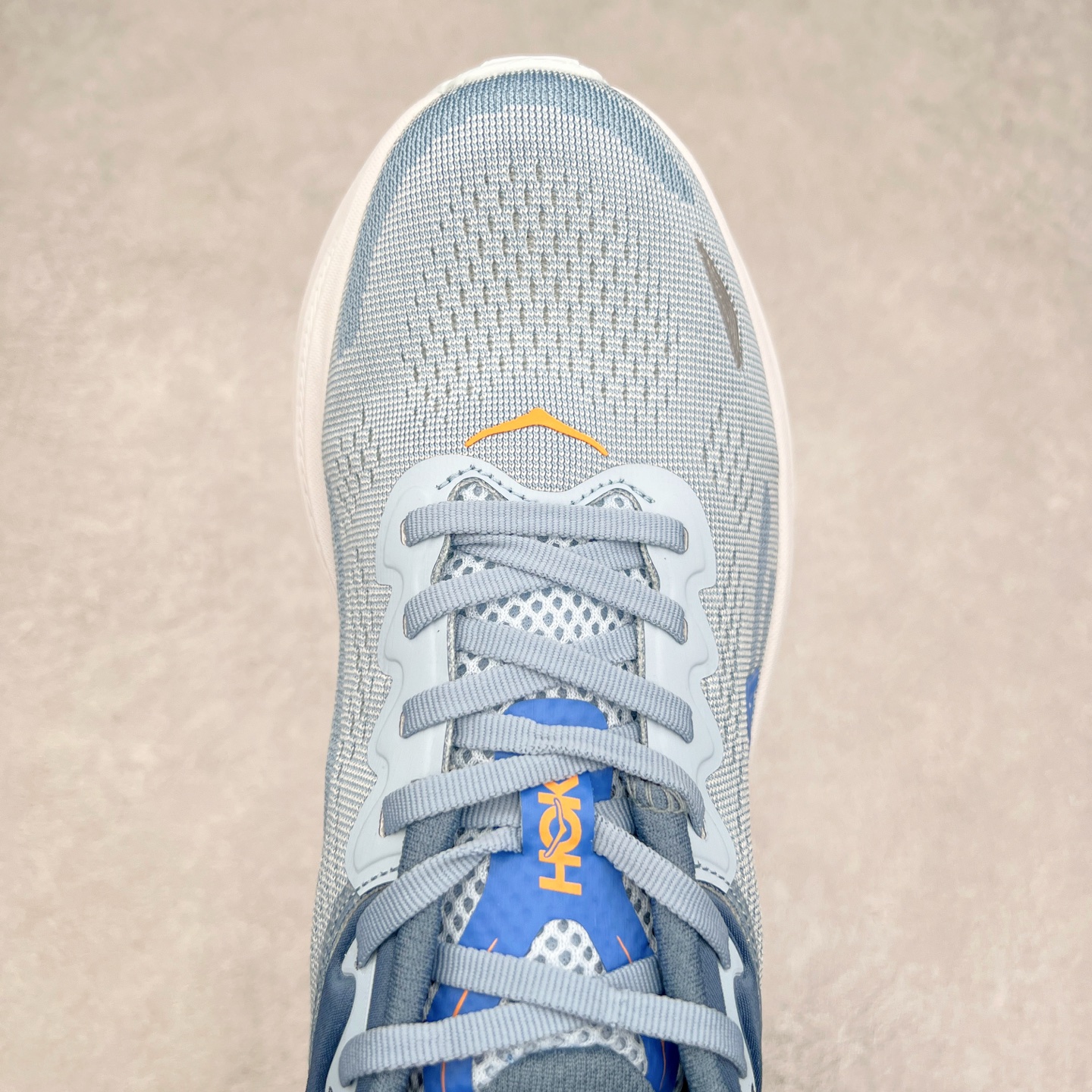 图片[4]-HOKA ONE ONE Bondi 9 WIDE 邦迪九代舒适防滑耐磨低帮休闲跑步鞋 HOKA ONE ONE是来自美国的跑步鞋知名品牌，创立于2009年，始终致力于为所有跑者提供更新、更好的跑步装备。相比常规跑鞋，HOKA ONE ONE特别研发使用性能独特的几何形跑鞋中底，此种鞋底更厚、更高、回弹性也更好，除了卓越的缓冲性能，它还能內各种阶段的跑者带来更具动感、更加稳定的跑步体验。HOKAONE ONE从设计之初就清楚意识到，要保证跑者步幅的均匀一致，双脚自然而然的运动至关重要。尺码：36 36.5 37.5 38 38.5 39 40 40.5 41 42 42.5 43 44 44.5 45-选品中心