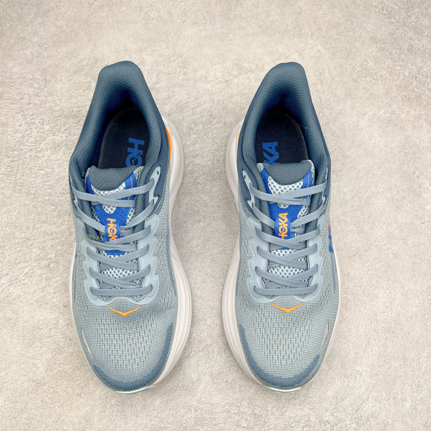 图片[2]-HOKA ONE ONE Bondi 9 WIDE 邦迪九代舒适防滑耐磨低帮休闲跑步鞋 HOKA ONE ONE是来自美国的跑步鞋知名品牌，创立于2009年，始终致力于为所有跑者提供更新、更好的跑步装备。相比常规跑鞋，HOKA ONE ONE特别研发使用性能独特的几何形跑鞋中底，此种鞋底更厚、更高、回弹性也更好，除了卓越的缓冲性能，它还能內各种阶段的跑者带来更具动感、更加稳定的跑步体验。HOKAONE ONE从设计之初就清楚意识到，要保证跑者步幅的均匀一致，双脚自然而然的运动至关重要。尺码：36 36.5 37.5 38 38.5 39 40 40.5 41 42 42.5 43 44 44.5 45-选品中心