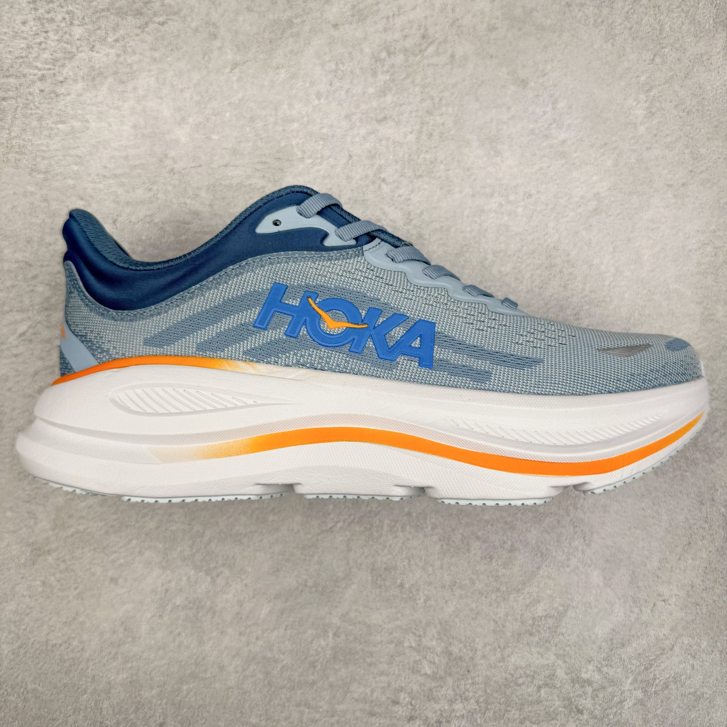 HOKA ONE ONE Bondi 9 WIDE 邦迪九代舒适防滑耐磨低帮休闲跑步鞋 HOKA ONE ONE是来自美国的跑步鞋知名品牌，创立于2009年，始终致力于为所有跑者提供更新、更好的跑步装备。相比常规跑鞋，HOKA ONE ONE特别研发使用性能独特的几何形跑鞋中底，此种鞋底更厚、更高、回弹性也更好，除了卓越的缓冲性能，它还能內各种阶段的跑者带来更具动感、更加稳定的跑步体验。HOKAONE ONE从设计之初就清楚意识到，要保证跑者步幅的均匀一致，双脚自然而然的运动至关重要。尺码：36 36.5 37.5 38 38.5 39 40 40.5 41 42 42.5 43 44 44.5 45-选品中心