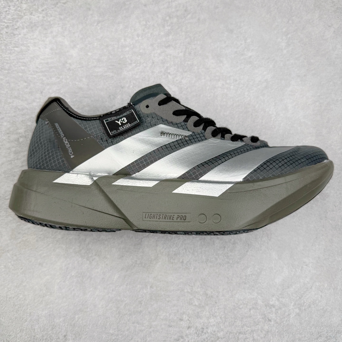 AD Adizero Adios Pro 4 马拉松竞速专业跑鞋 JS3155 CELERMESH针织网面非常轻薄 纤维间的缝隙很大 可以保证跑步时的透气、排汗效果 鞋舌直接与两侧的内衬和鞋底连接在一起 在跑步过程中不会被鞋舌的左右移动所困扰 在标准鞋带孔的基础上再拓宽一组鞋带孔 适合不同脚型的需求 突破性 EnergyRods 技术，有助于跑者实现更好的成绩 中底独特的LIGHTSTRIKE PRO泡棉材质 微弹感觉在跑步过程中给予了良好的支撑体验 对于顶级精英和高水平进阶跑者来说 ADIOS PRO是一双值得信赖的竞速比赛用鞋 尺码：36 36.5 37.5 38 38.5 39 40 40.5 41 42 42.5 43 44 44.5 45-选品中心