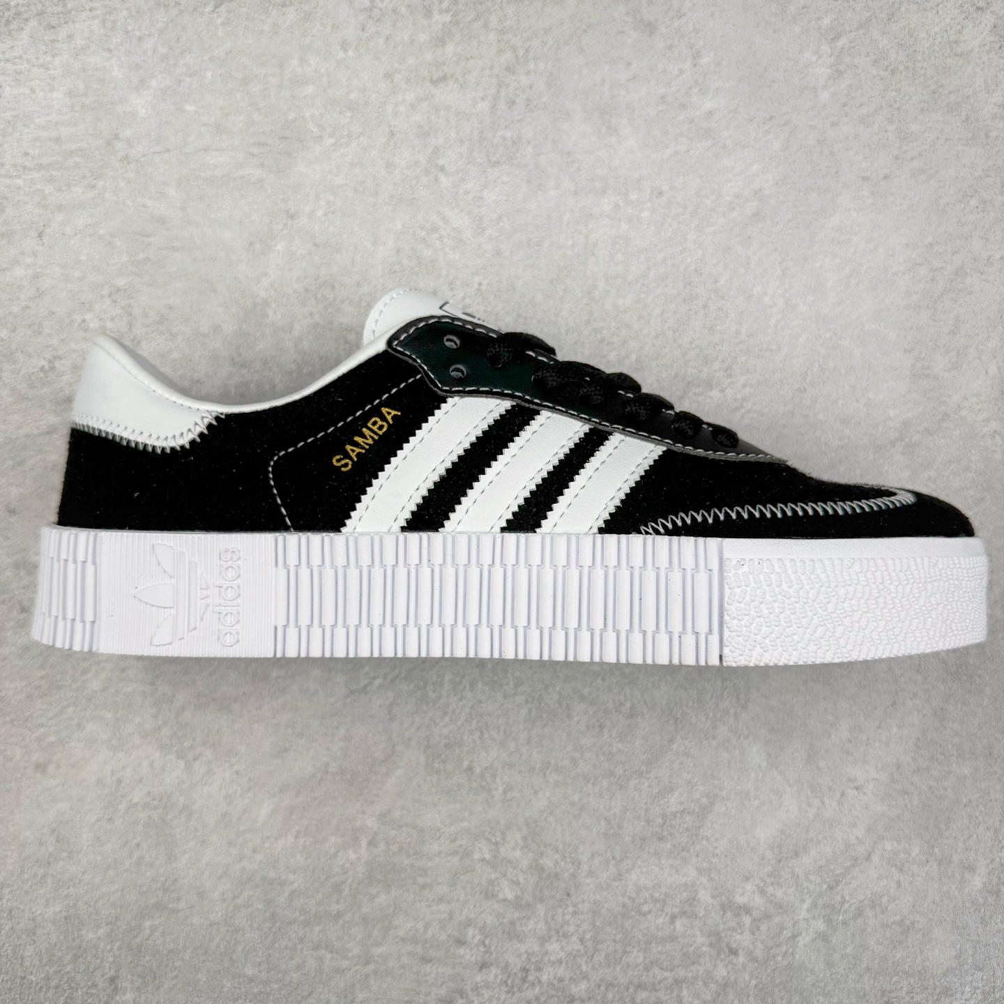 AD Originals Campus 00s 学院系列面包风经典复古低帮百搭休闲运动板鞋 FU0666 这次 Originals 选择了以经典复古鞋型 Campus 为蓝本打造全新面包鞋 这款鞋型联名不断 冠希当年对它更是钟爱有加 论牌面丝毫不输贝壳头、Forum 等大热鞋型 这次 Campus 一改 80 年代的瘦长造型 鞋舌、鞋身、鞋底甚至细节都变大了 营造出千禧年前后流行的面包鞋宽大廓形 因此鞋名改为 Campus 00s 鞋身采用绒面皮料搭配白色常规皮革 质感上还是延续了经典 Campus 的设计 鞋舌填充更加饱满 让鞋款整体看起来更加圆润 搭配上这款浅蓝配色 「蓝胖子」造型真的很可爱 鞋舌还加入了与以往 Campus 不同的全新三叶草 Logo 令造型更具千禧气息 鞋带也采用了加宽的设计 如果你不喜欢 这次还附送了传统鞋带可以替换 鞋底采用了米黄做旧设计 凸显鞋款的复古年代感 除了清新可人的浅蓝配色 还有一款酷灰配色 造型更加硬朗复古 而且相比浅蓝配色更加耐脏 尺码：36 36⅔ 37⅓ 38 38⅔ 39⅓ 40 40⅔ 41⅓ 42 42⅔ 43⅓ 44 45-选品中心