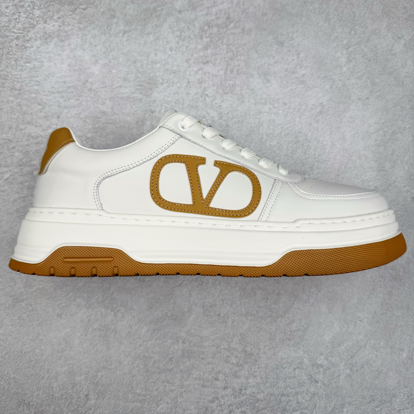 Valentino 华伦天奴 Rockstud untitled 厚底休闲小白鞋 明星同款 软羊皮低帮运动板鞋 经典百搭款绗缝格纹打造瞩目朋克风格 考究皮质构塑和简洁轮廓 流畅的线条奠定酷感基调 装饰质感橡胶效果 背面与鞋舌装饰 穿出了不一样的随性和时髦 阿那亚大秀可谓是刷爆了时尚圈 鞋面全油边 面料：定制牛皮+独家开模橡胶发泡大底 轻便防滑耐磨 脚感舒适 款式耐看做工精细 全套包装 尺码：39 40 41 42 43 44（皮鞋码）-选品中心