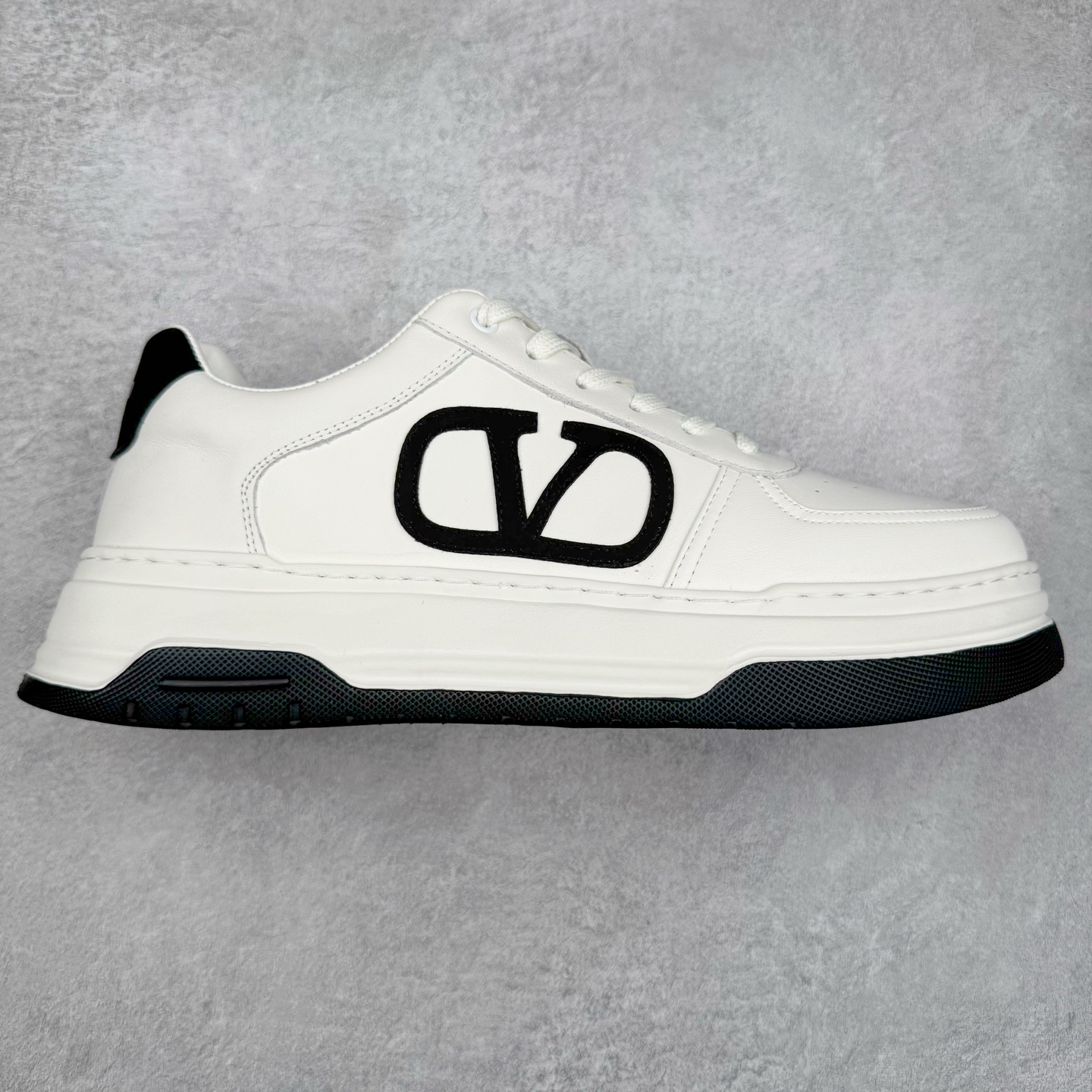 Valentino 华伦天奴 Rockstud untitled 厚底休闲小白鞋 明星同款 软羊皮低帮运动板鞋 经典百搭款绗缝格纹打造瞩目朋克风格 考究皮质构塑和简洁轮廓 流畅的线条奠定酷感基调 装饰质感橡胶效果 背面与鞋舌装饰 穿出了不一样的随性和时髦 阿那亚大秀可谓是刷爆了时尚圈 鞋面全油边 面料：定制牛皮+独家开模橡胶发泡大底 轻便防滑耐磨 脚感舒适 款式耐看做工精细 全套包装 尺码：39 40 41 42 43 44（皮鞋码）-选品中心