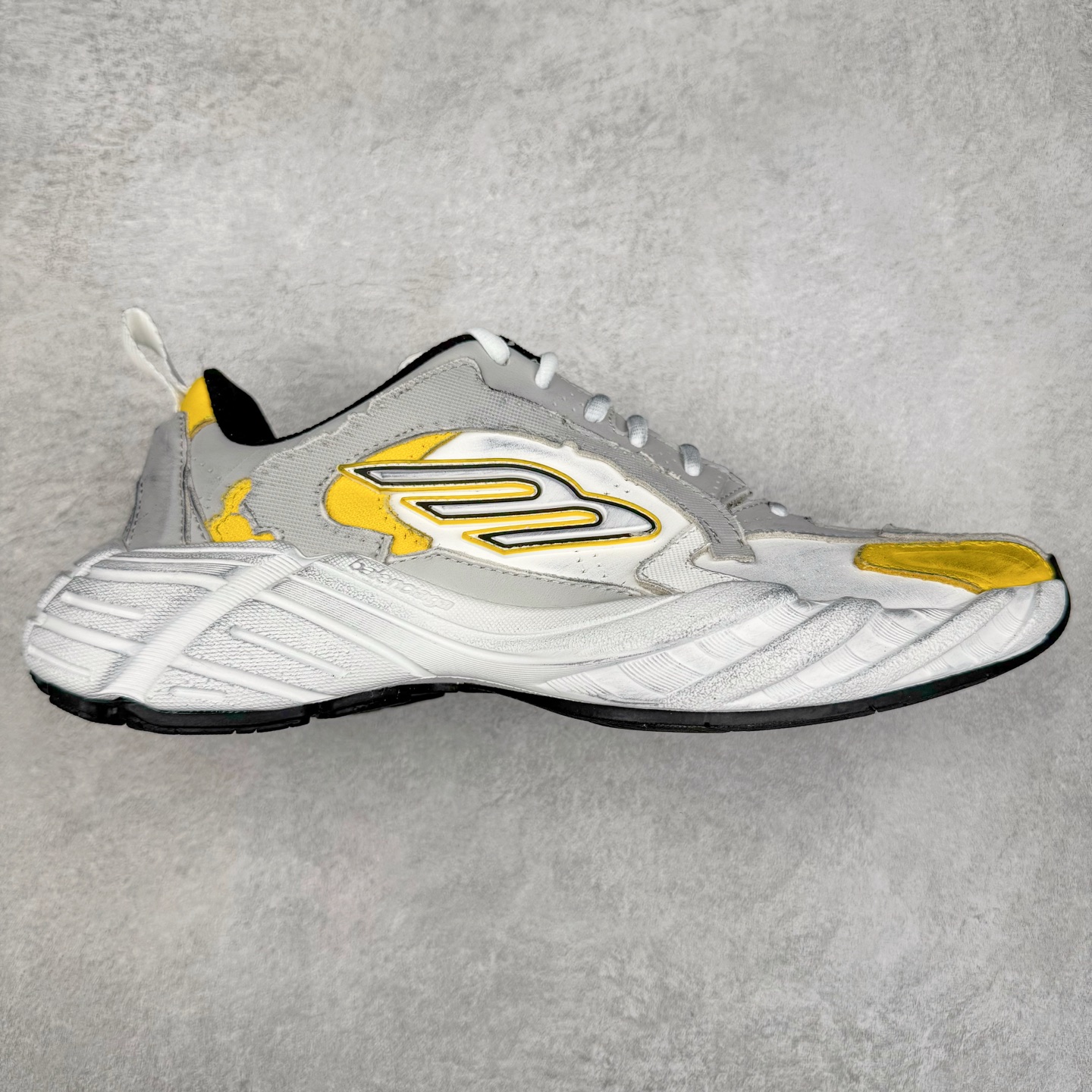 ＃VG零售版 Balenciaga Monday 巴黎世家圆头厚底低帮老爹鞋 全套原纸板楦头开发 最原汁原味的灵魂版型 全鞋荧光划线卡点 胶水把控整洁度追求极致完美 每一双都是工艺品 多重QC质检 超越公司货的品控标准 实实在在的免检产品 原盒原配 正确字体电绣 粗细、位置、大小正确 侧边TPU 透气孔匹配意产原版 正确分离大底 TPU软底 原版一致大底LOGO 立体感十足 原厂皮料水洗做旧 采购原厂网纱 偏大一码 尺码：35 36 37 38 39 40 41 42 43 44 45 46-选品中心