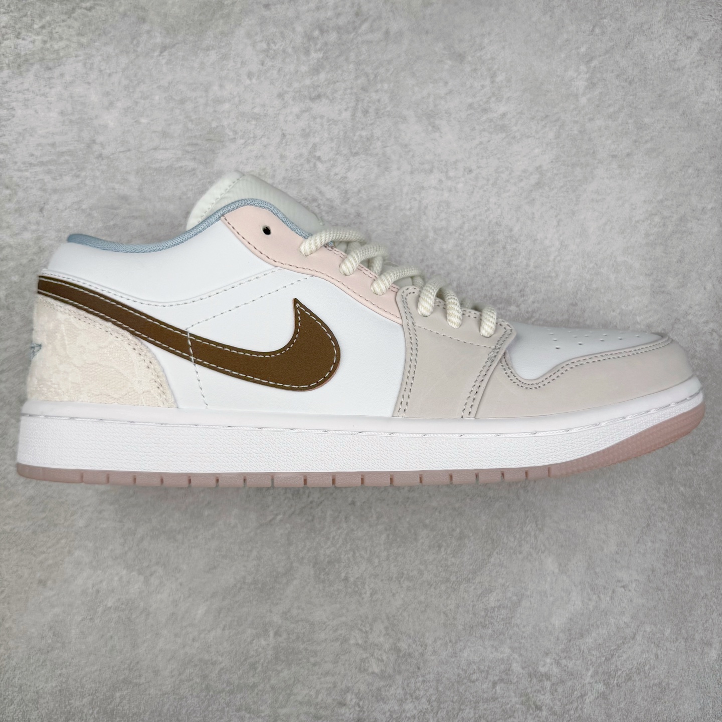 ＃K版 Air Jordan AJ1 Low 低帮 白粉 IB8859-101 全新流水线出品 DT版本唯一平替选择 市场第二梯队最强版 全部原鞋开发 原楦原纸板开发 全鞋电脑针车 原厂内置全掌气垫 原盒内在原标 唯一Zp原版鞋带绑法 免检产品 全新2022版型 全头层皮料 完美零毛边处理 原厂配置全掌气垫 价格定位良心 几十个配色陆续出货 实拍调校N版已经零色差零失真 百分百还原实物色彩所见即所得 不存在货不对板色差等低级问题 选购参考实物拍摄 不混卖不参货 只用心做好货严格选品 承诺混一赔十 尺码：36 36.5 37.5 38 38.5 39 40 40.5 41 42 42.5 43 44 44.5 45-选品中心