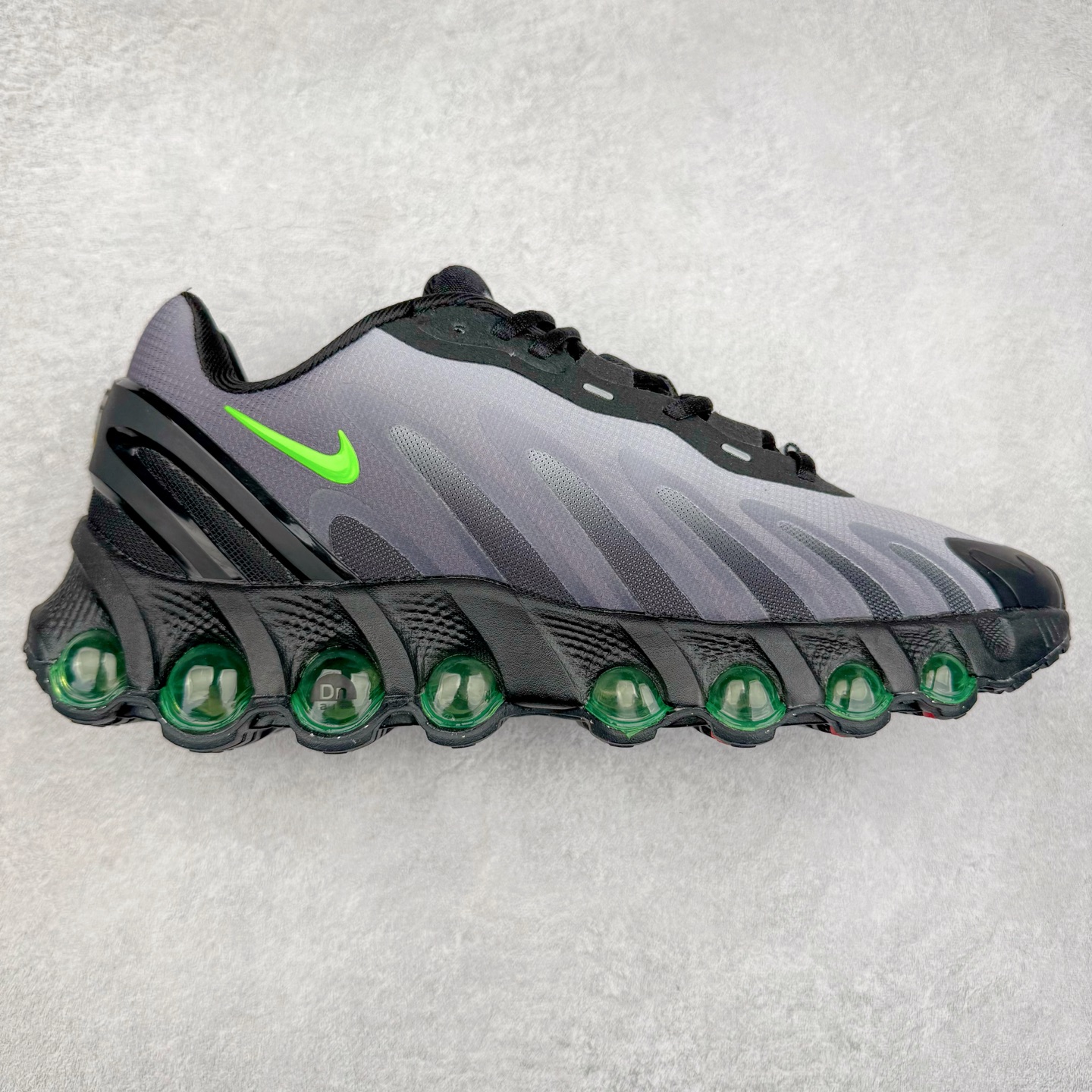 NK Air Max DN8 全掌科技气垫缓震运动跑鞋 FQ7860-003 DN8的核心亮点在于其八腔气垫结构 根据不同部位设定的气压值专为行走设计 提供卓越的舒适感 鞋面的设计让人联想到上世纪90年代末至2000年代初的多款Air Max 中底上系列圆形孔洞引发了热议 不少人将其与竞争品牌的缓震技术进行比较 例如K-SWISS 2010年代初推出的Tubes技 及以多孔鞋底闻名的品牌 尺码：36 36.5 37.5 38 38.5 39 40 40.5 41 42 42.5 43 44 44.5 45-选品中心