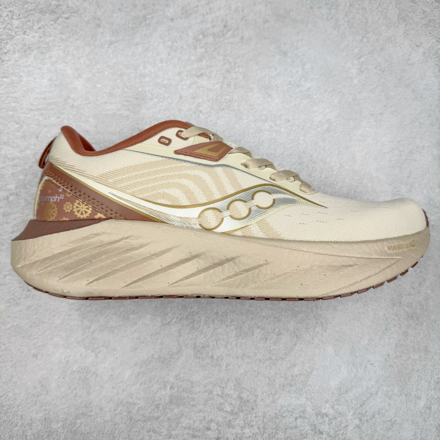 Saucony Triumph 22 索康尼胜利22代旗舰级缓震型跑鞋 性能相比前几代再升级：鞋面采用全新升级的工学网设计 贴合脚部更透气 中底部分使用最新的PWRRUN+材质 搭配PWRRUN+鞋垫使中底的大幅加厚 10mm坡差进一步提供缓震、回弹性能 内底则采用了FORMFIT动态适应系统 动态契合脚型 提升包裹性和舒适性 提供更卓越的动态回馈体验 XT-900橡胶大底 可提供良好的抓地力和较强抗磨性能 尺码：35.5 36 36.5 37.5 38 38.5 39 40 40.5 41 42 42.5 43 44 44.5 45-选品中心