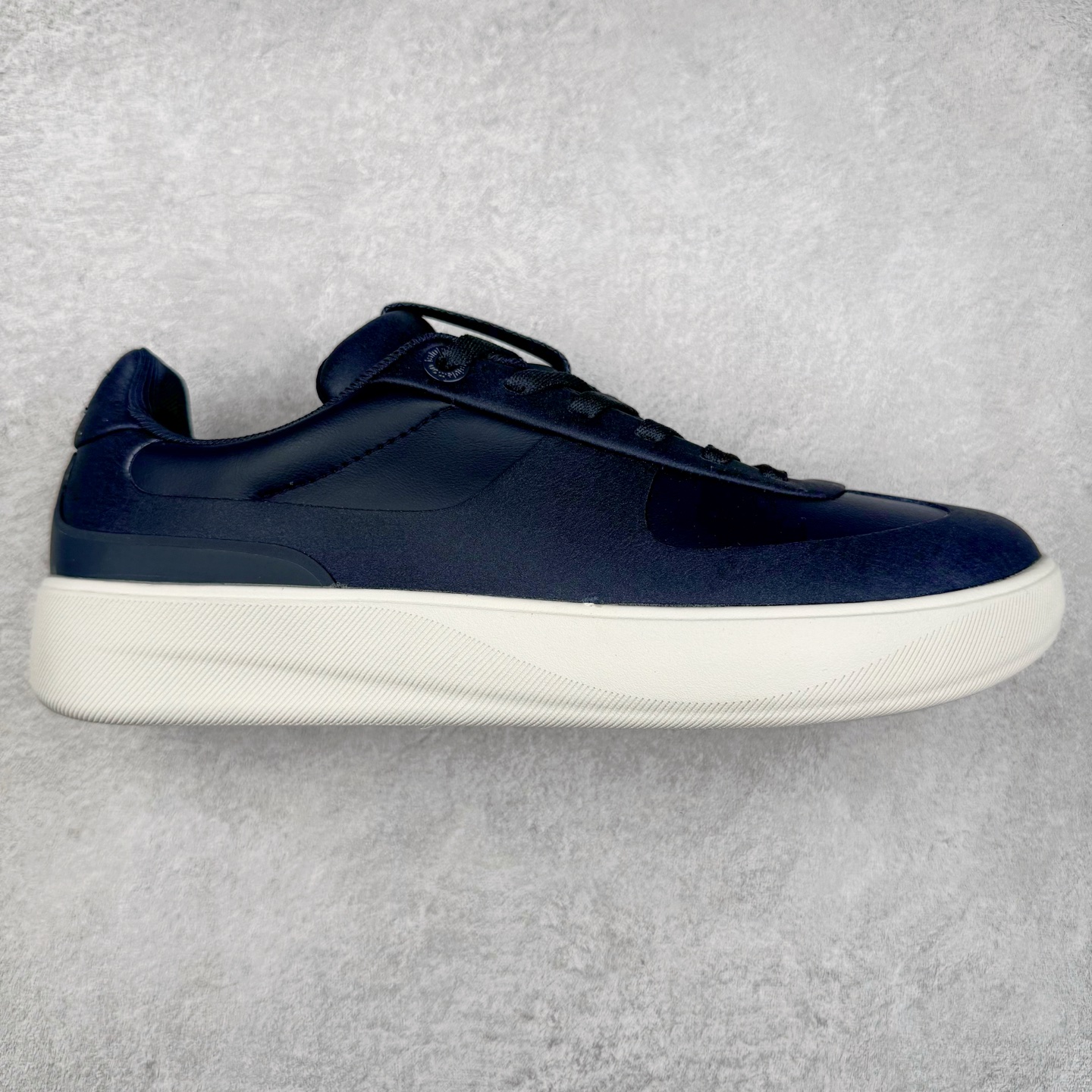 ＃GD广顶 lululemon Cityverse 露露乐檬极简主义减震耐磨低帮生活休闲鞋 Cityverse将运动性能融入经典休闲鞋中，中底提供出色缓震，并贴合足部曲线，带来全天候的舒适感。鞋面采用两种材质拼接，且前半部分采用热熔压胶处理，无任何缝线，保留了鞋身整体性。模制泡沫的鞋垫带来上乘的脚感，在平日休闲穿着时不会磨脚，也能提供轻质软弹的效果。25年来，lululemon一直秉持“感受为先”的设计理念，并相信更好的感受带来更好的表现。此次男鞋的设计亦是如此。投入多年研究，针对男性在不同运动场景中的脚步形态设计了不同鞋履款式。同时，还进行了生物力学与形态学研究，为“他”带来更好的贴合度和感受。尺码：36 36.5 37.5 38 38.5 39 40 40.5 41 42 42.5 43 44 44.5 45-选品中心