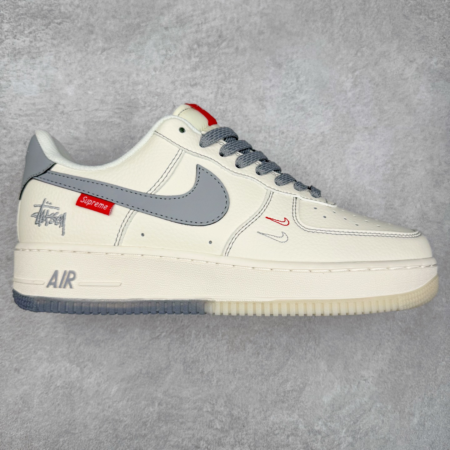 NK Air Force 1´07 Low 空军一号低帮百搭休闲运动板鞋 HH7518-041 柔软、弹性十足的缓震性能和出色的中底设计 横跨复古与现代的外型结合 造就出风靡全球 三十多年的Force 1 直到今天还深受青睐 实拍调校N版已经零色差零失真 百分百还原实物色彩所见即所得 不存在货不对板色差等低级问题 选购参考实物拍摄 不混卖不参货 只用心做好货严格选品 承诺混一赔十 尺码：36 36.5 37.5 38 38.5 39 40 40.5 41 42 42.5 43 44 44.5 45-选品中心