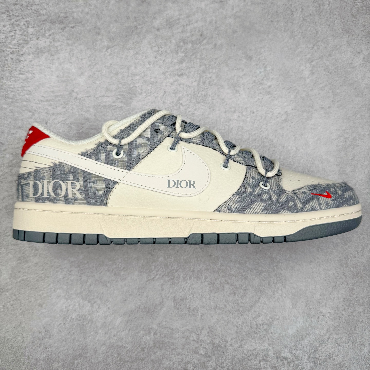 NK Dunk Low 定制配色 SJ2068-316 大厂出品 极力推荐 原装头层材料 独家版型蒸餾加工帶來的是更好的视觉和脚感体验大厂纯原品质出货 清洁度 电绣工艺 皮料切割干净无任何毛边 细节完美 实拍调校N版已经零色差零失真 百分百还原实物色彩所见即所得 不存在货不对板色差等低级问题 选购参考实物拍摄 不混卖不参货 只用心做好货严格选品 承诺混一赔十 尺码：36 36.5 37.5 38 38.5 39 40 40.5 41 42 42.5 43 44 44.5 45-选品中心