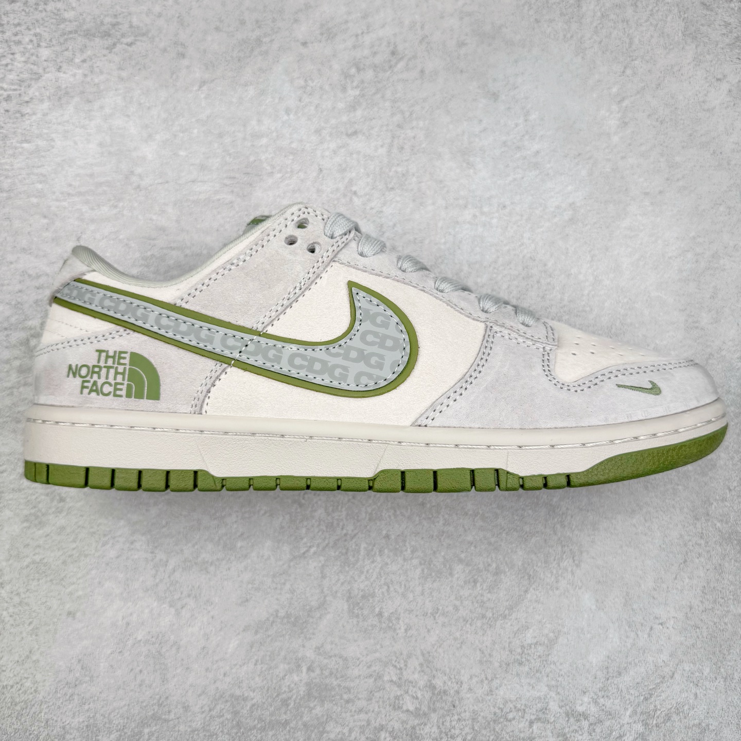 NK Dunk Low 定制配色 DQ1098-397 大厂出品 极力推荐 原装头层材料 独家版型蒸餾加工帶來的是更好的视觉和脚感体验大厂纯原品质出货 清洁度 电绣工艺 皮料切割干净无任何毛边 细节完美 实拍调校N版已经零色差零失真 百分百还原实物色彩所见即所得 不存在货不对板色差等低级问题 选购参考实物拍摄 不混卖不参货 只用心做好货严格选品 承诺混一赔十 尺码：36 36.5 37.5 38 38.5 39 40 40.5 41 42 42.5 43 44 44.5 45-选品中心