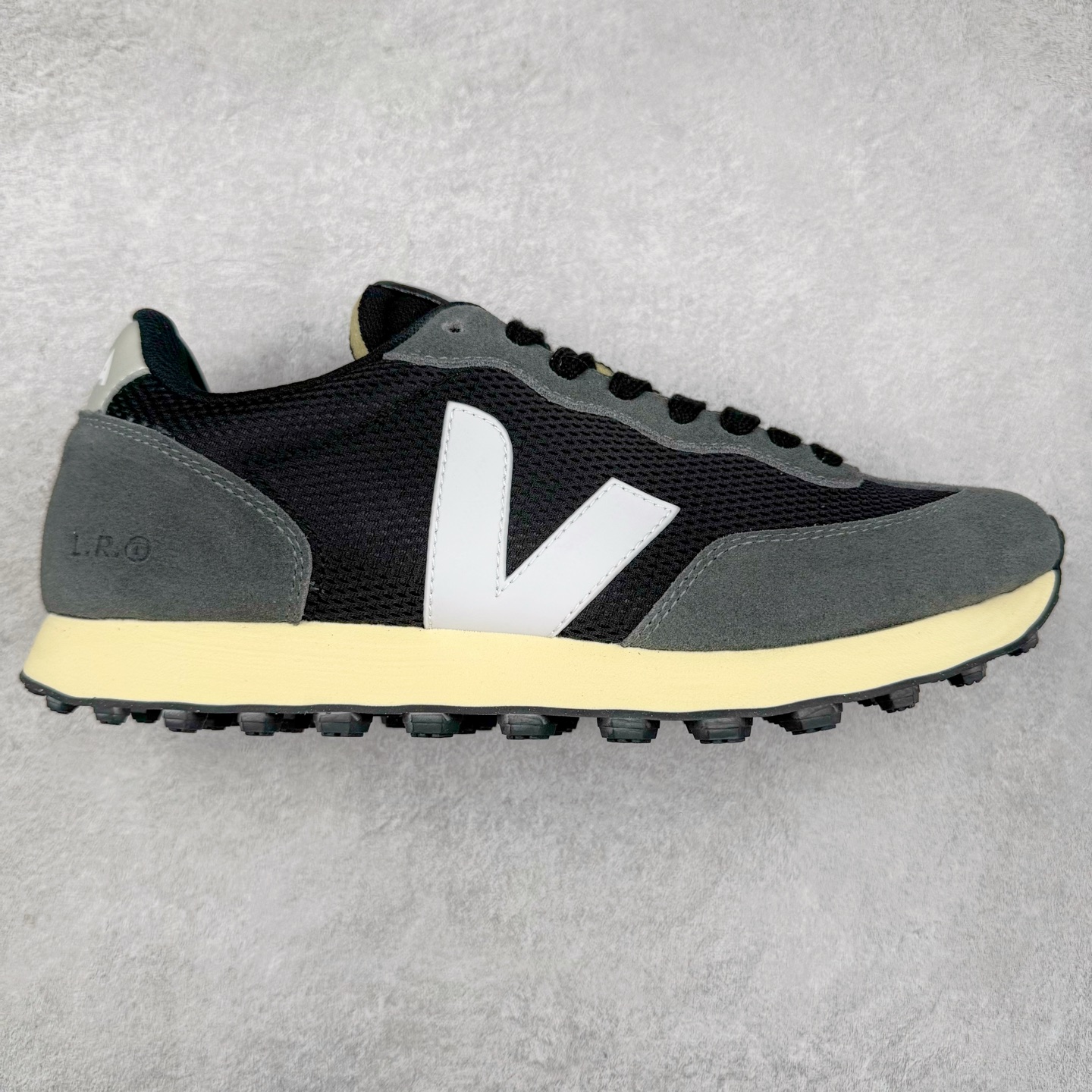 Veja Leather Extra Sneakers 法国国民V字经典运动板鞋#Ins爆款 街拍频繁上镜 春季入夏简约百搭款 全头层进口牛皮 舒适面革内里 广东厂 高端主打色系全网热销中 所售渠道大致由代购渠道 尺码:36 37 38 39 40 41 42 43 44 45-选品中心