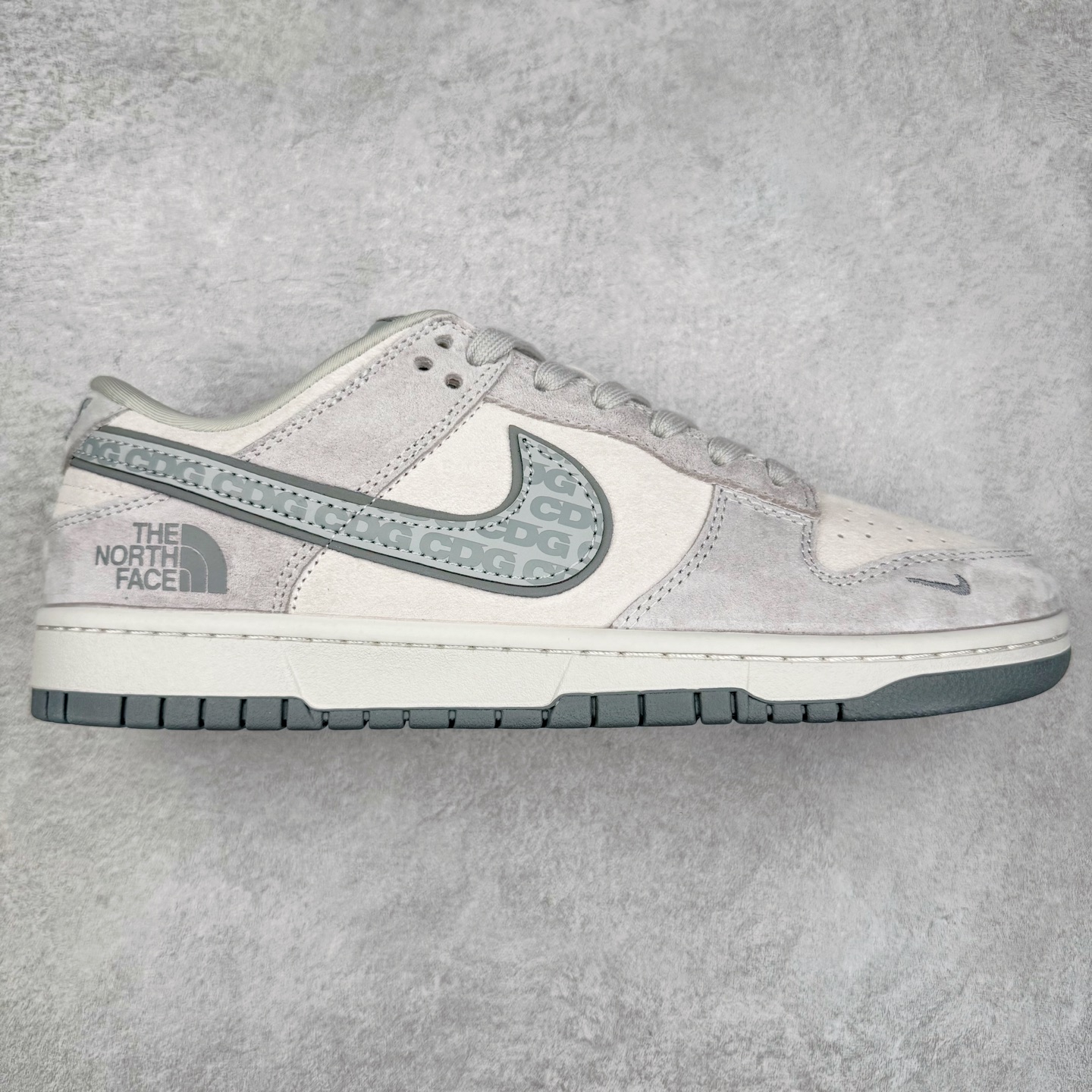 NK Dunk Low 定制配色 FC1688-181 大厂出品 极力推荐 原装头层材料 独家版型蒸餾加工帶來的是更好的视觉和脚感体验大厂纯原品质出货 清洁度 电绣工艺 皮料切割干净无任何毛边 细节完美 实拍调校N版已经零色差零失真 百分百还原实物色彩所见即所得 不存在货不对板色差等低级问题 选购参考实物拍摄 不混卖不参货 只用心做好货严格选品 承诺混一赔十 尺码：36 36.5 37.5 38 38.5 39 40 40.5 41 42 42.5 43 44 44.5 45-选品中心