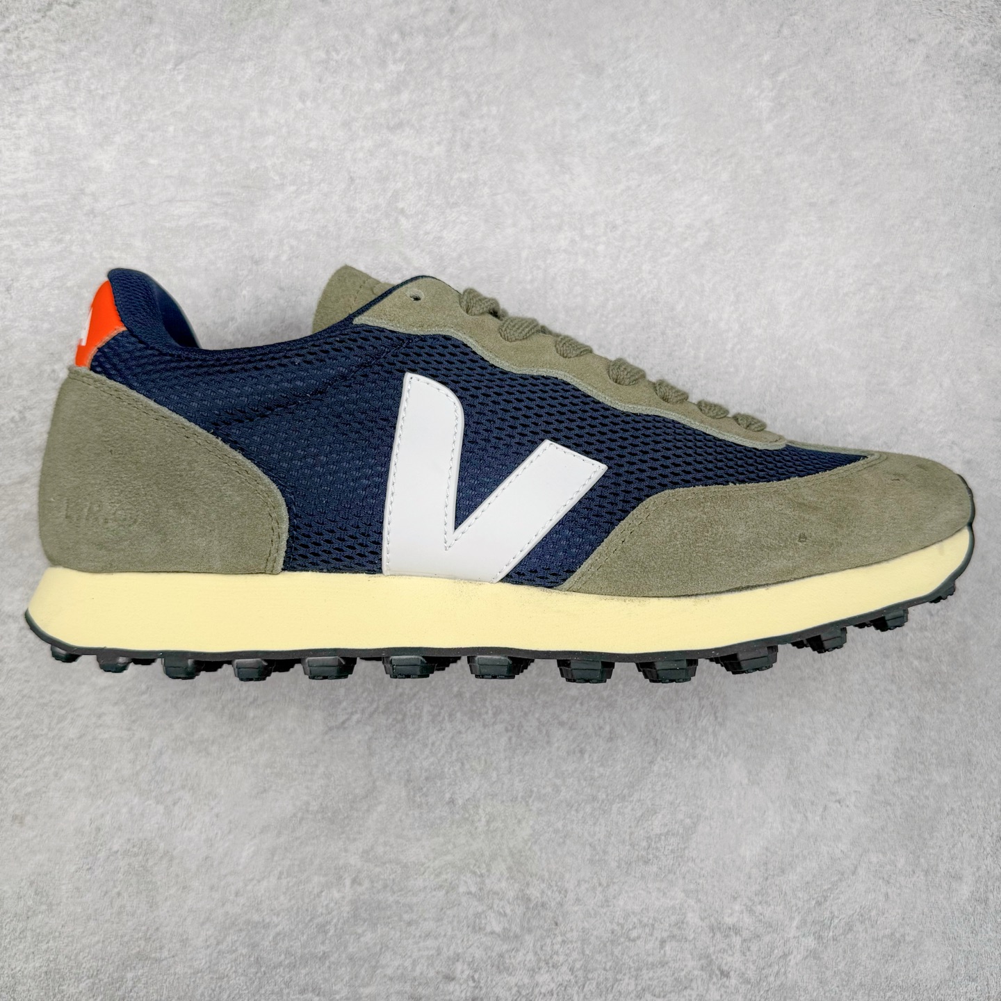 Veja Leather Extra Sneakers 法国国民V字经典运动板鞋#Ins爆款 街拍频繁上镜 春季入夏简约百搭款 全头层进口牛皮 舒适面革内里 广东厂 高端主打色系全网热销中 所售渠道大致由代购渠道 尺码:36 37 38 39 40 41 42 43 44 45-选品中心