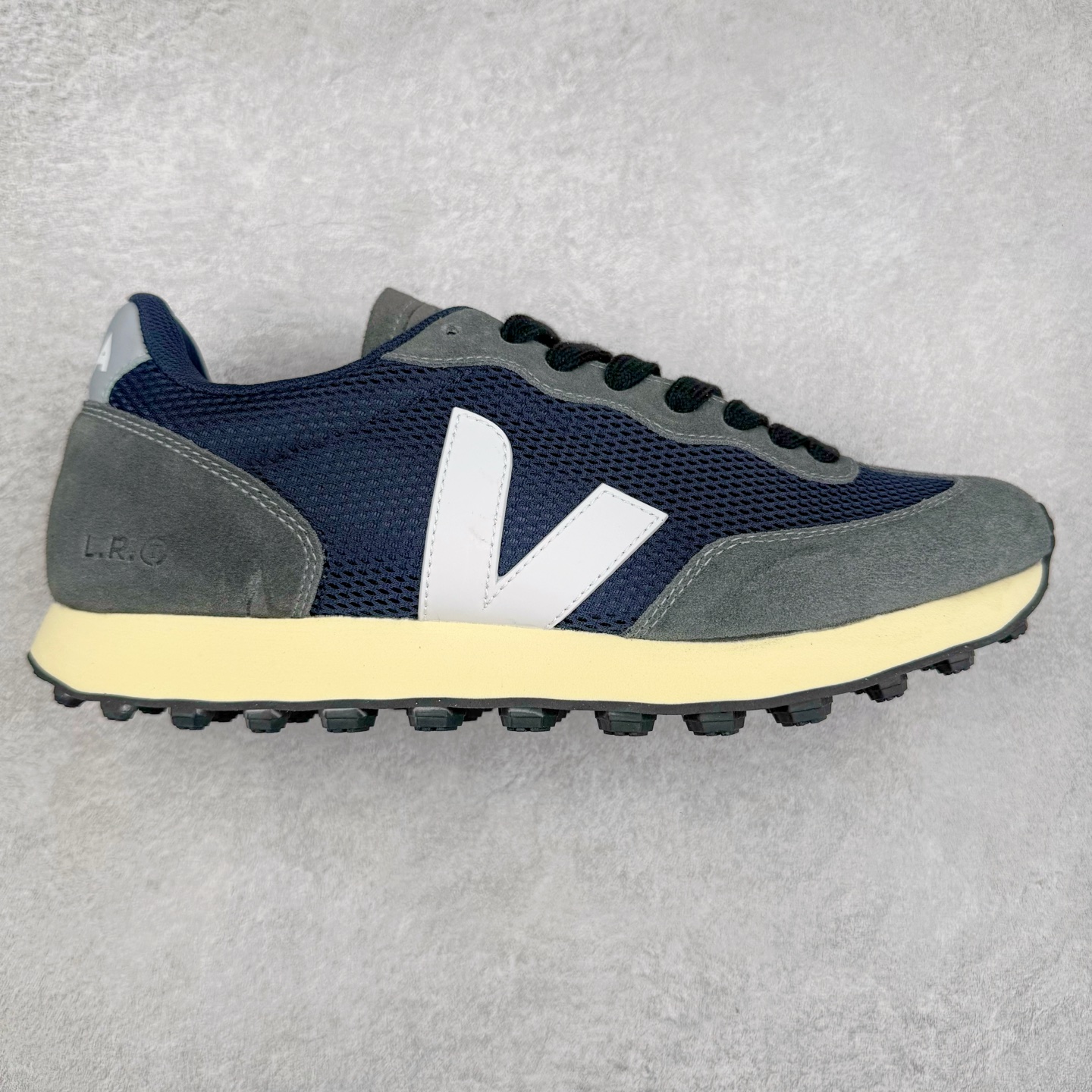 Veja Leather Extra Sneakers 法国国民V字经典运动板鞋#Ins爆款 街拍频繁上镜 春季入夏简约百搭款 全头层进口牛皮 舒适面革内里 广东厂 高端主打色系全网热销中 所售渠道大致由代购渠道 尺码:36 37 38 39 40 41 42 43 44 45-选品中心