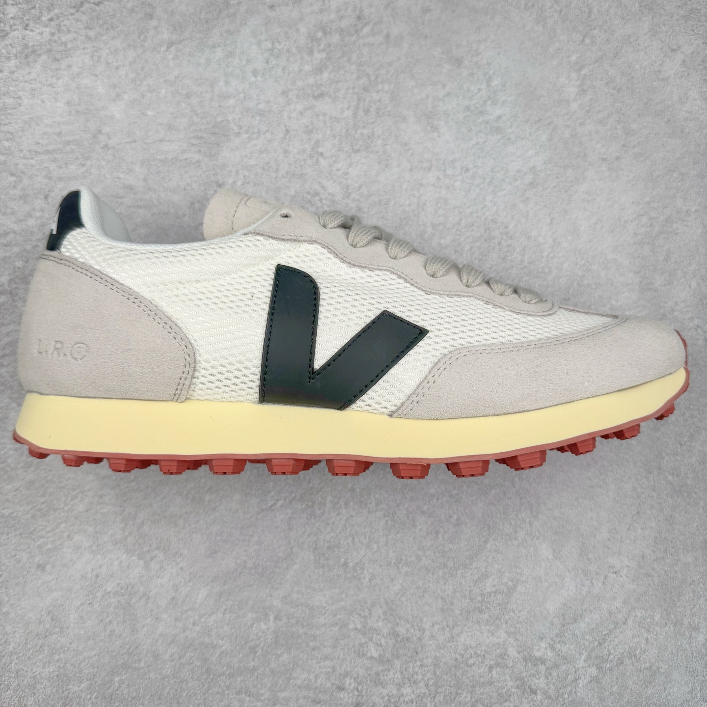 Veja Leather Extra Sneakers 法国国民V字经典运动板鞋#Ins爆款 街拍频繁上镜 春季入夏简约百搭款 全头层进口牛皮 舒适面革内里 广东厂 高端主打色系全网热销中 所售渠道大致由代购渠道 尺码：36 37 38 39 40 41 42 43 44 45-选品中心