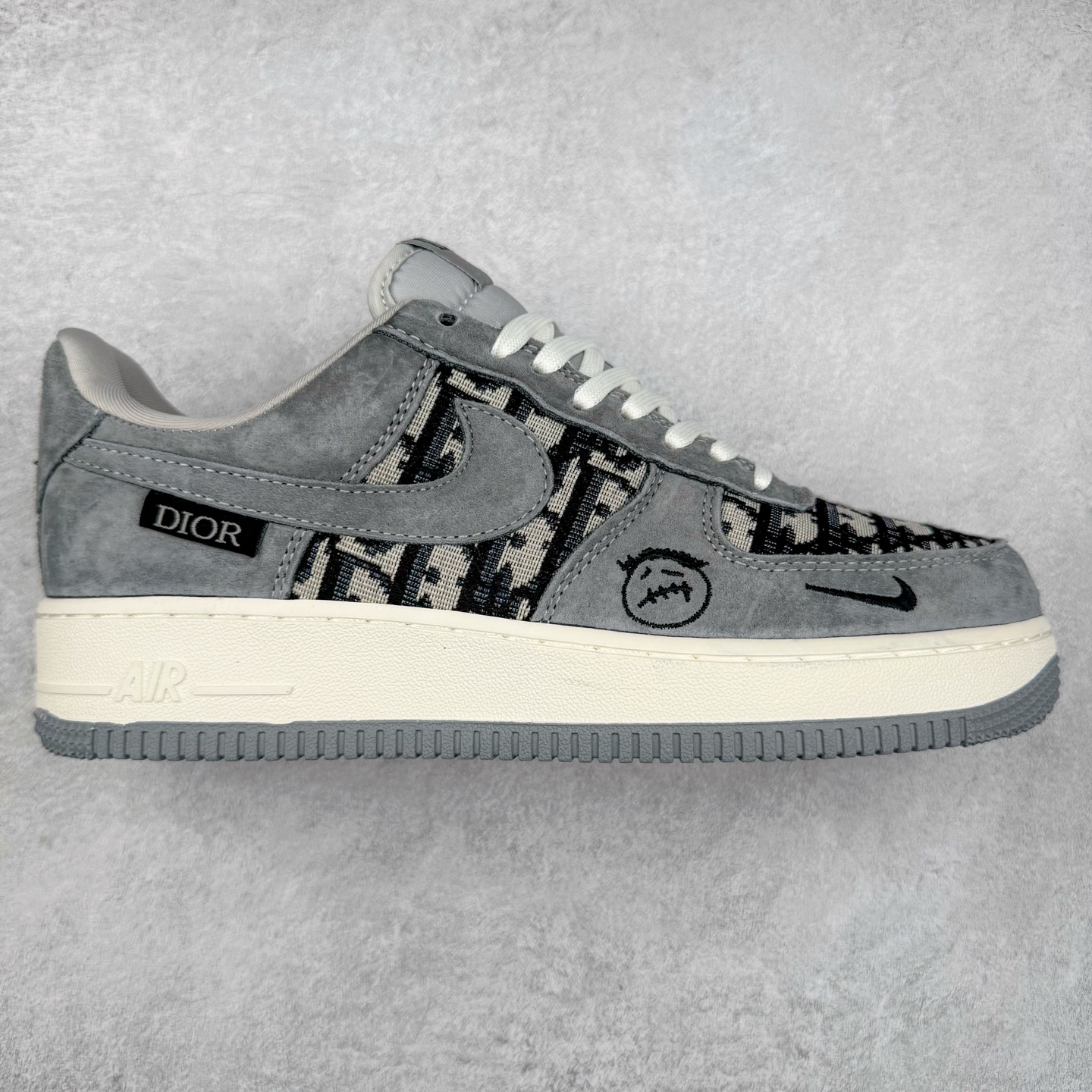 NK Air Force 1´07 Low 空军一号低帮百搭休闲运动板鞋 KK1988-056 柔软、弹性十足的缓震性能和出色的中底设计 横跨复古与现代的外型结合 造就出风靡全球 三十多年的Force 1 直到今天还深受青睐 实拍调校N版已经零色差零失真 百分百还原实物色彩所见即所得 不存在货不对板色差等低级问题 选购参考实物拍摄 不混卖不参货 只用心做好货严格选品 承诺混一赔十 尺码：36 36.5 37.5 38 38.5 39 40 40.5 41 42 42.5 43 44 44.5 45-选品中心