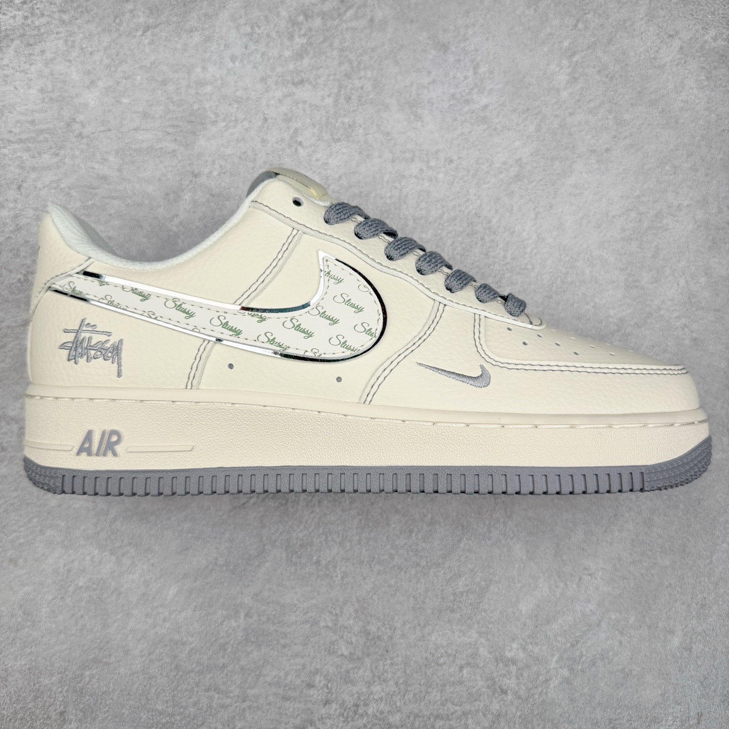 NK Air Force 1´07 Low 空军一号低帮百搭休闲运动板鞋 HH7518-041 柔软、弹性十足的缓震性能和出色的中底设计 横跨复古与现代的外型结合 造就出风靡全球 三十多年的Force 1 直到今天还深受青睐 实拍调校N版已经零色差零失真 百分百还原实物色彩所见即所得 不存在货不对板色差等低级问题 选购参考实物拍摄 不混卖不参货 只用心做好货严格选品 承诺混一赔十 尺码：36 36.5 37.5 38 38.5 39 40 40.5 41 42 42.5 43 44 44.5 45-选品中心