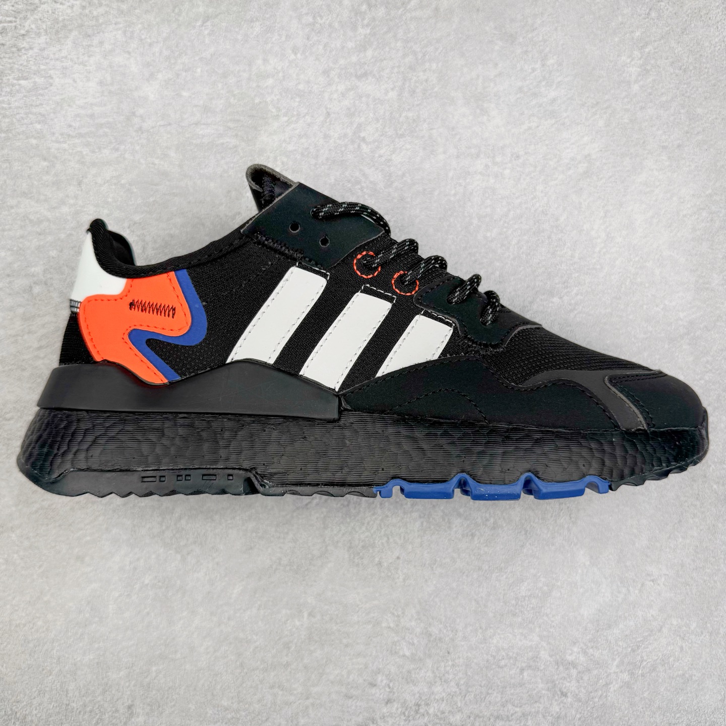 图片[3]-AD originals Nite Jogger Pride 夜行者减震耐磨低帮反光复古休闲百搭运动跑鞋 原厂材料 原厂大底 原装工艺 原鞋一致 记忆海绵 鞋眼使用原鞋一致电绣加针车工艺 后跟全部一致采用原鞋工艺 四针六线进口机 区别市面三针五线 头层皮打造 原厂流水标 3D喷漆 瞄漆 私家独模 网布搭配麂皮拼接打造鞋面 极具复古风格鞋头及鞋跟点缀3M反光设计 极为亮眼中底采用全掌Boost科技 厚度相当可观 脚感极佳 尺码：36 36⅔ 37⅓ 38 38⅔ 39⅓ 40 40⅔ 41⅓ 42 42⅔ 43⅓ 44 44⅔ 45-选品中心