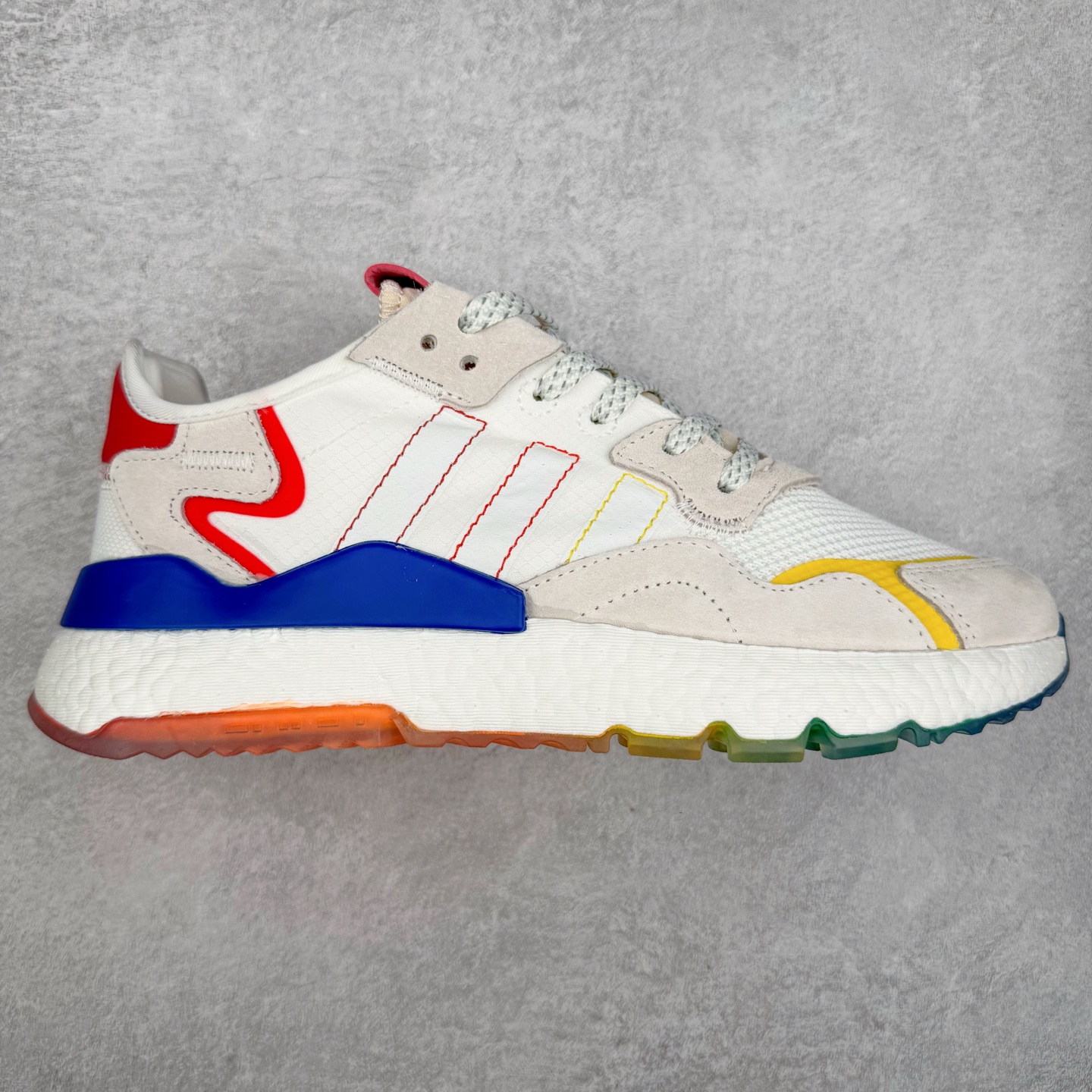 图片[7]-AD originals Nite Jogger Pride 夜行者减震耐磨低帮反光复古休闲百搭运动跑鞋 原厂材料 原厂大底 原装工艺 原鞋一致 记忆海绵 鞋眼使用原鞋一致电绣加针车工艺 后跟全部一致采用原鞋工艺 四针六线进口机 区别市面三针五线 头层皮打造 原厂流水标 3D喷漆 瞄漆 私家独模 网布搭配麂皮拼接打造鞋面 极具复古风格鞋头及鞋跟点缀3M反光设计 极为亮眼中底采用全掌Boost科技 厚度相当可观 脚感极佳 尺码：36 36⅔ 37⅓ 38 38⅔ 39⅓ 40 40⅔ 41⅓ 42 42⅔ 43⅓ 44 44⅔ 45-选品中心