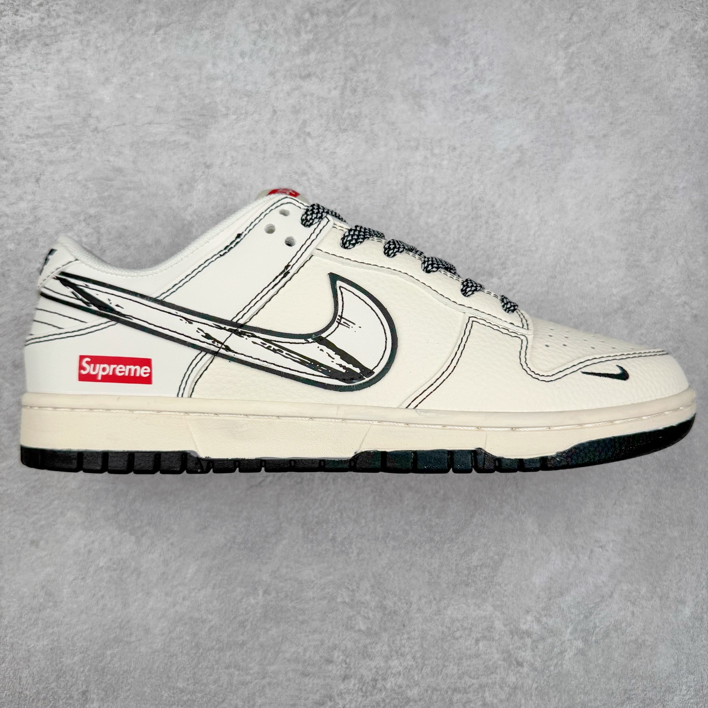 NK Dunk Low 定制配色 JJ2508-560 大厂出品 极力推荐 原装头层材料 独家版型蒸餾加工帶來的是更好的视觉和脚感体验大厂纯原品质出货 清洁度 电绣工艺 皮料切割干净无任何毛边 细节完美 实拍调校N版已经零色差零失真 百分百还原实物色彩所见即所得 不存在货不对板色差等低级问题 选购参考实物拍摄 不混卖不参货 只用心做好货严格选品 承诺混一赔十 尺码：36 36.5 37.5 38 38.5 39 40 40.5 41 42 42.5 43 44 44.5 45-选品中心