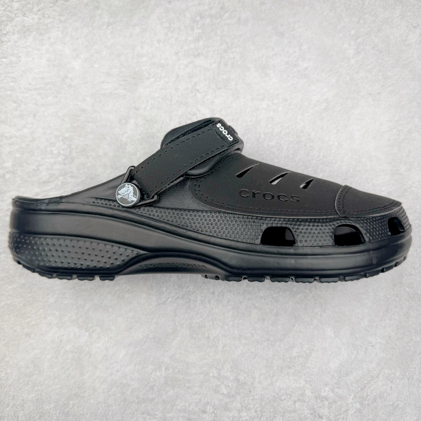 ＃DG莞产 Crocs Classic Clog Bogota 卡骆驰经典简约休闲沙滩洞洞拖鞋凉鞋 透明防水袋包装 注意配件需单独购买 超轻Croslite专利材料打造 鞋面更加耐用易清洗 该鞋款轻盈舒适 2002年 经典克骆格诞生 秉承外形简单 穿着舒适的初衷 不断为消费者带来舒适的穿着体验 穿出“趣”味 鞋面洞洞可搭彰显个性的智必星 一鞋两穿 可调节式后跟带增添鞋身的稳固性能 放前面变成愜意舒适的凉拖 放后面行走跑跳更加稳妥 Croslite ™材料 封闭式细胞树脂 能够在体温作用下自动变形以适应脚部形状 涉水性优秀的同时易于清洁 抓地力强 不易打滑 Crocs的核心理念：轻便 灵活 全方位的舒适感 同步官方尺码：M4（36-37） M5（37-38）M6（38-39）M7（39-40）M8（41-42）M9（42-43）M10（43-44）M11（45-46）-选品中心