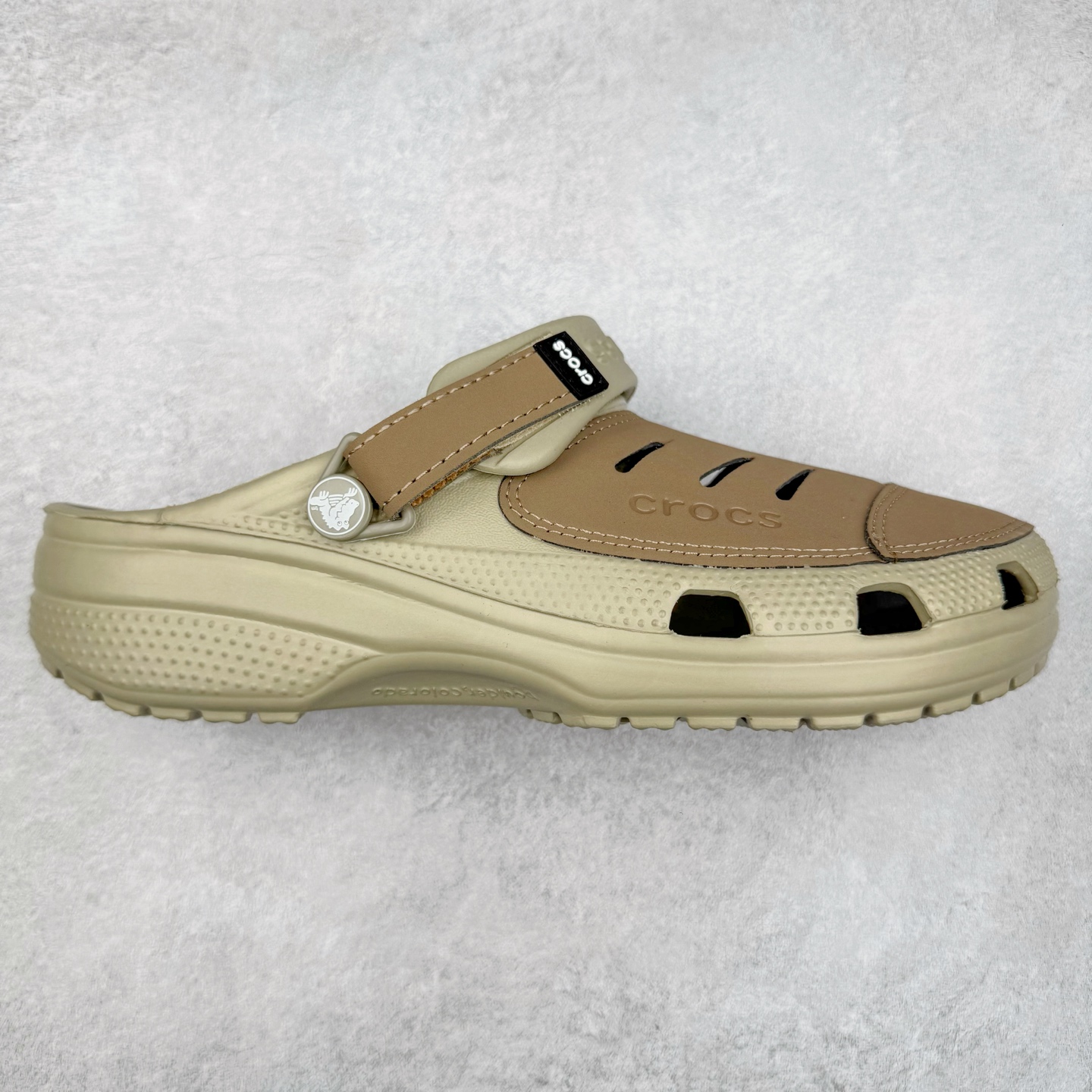 ＃DG莞产 Crocs Classic Clog Bogota 卡骆驰经典简约休闲沙滩洞洞拖鞋凉鞋 透明防水袋包装 注意配件需单独购买 超轻Croslite专利材料打造 鞋面更加耐用易清洗 该鞋款轻盈舒适 2002年 经典克骆格诞生 秉承外形简单 穿着舒适的初衷 不断为消费者带来舒适的穿着体验 穿出“趣”味 鞋面洞洞可搭彰显个性的智必星 一鞋两穿 可调节式后跟带增添鞋身的稳固性能 放前面变成愜意舒适的凉拖 放后面行走跑跳更加稳妥 Croslite ™材料 封闭式细胞树脂 能够在体温作用下自动变形以适应脚部形状 涉水性优秀的同时易于清洁 抓地力强 不易打滑 Crocs的核心理念：轻便 灵活 全方位的舒适感 同步官方尺码：M4（36-37） M5（37-38）M6（38-39）M7（39-40）M8（41-42）M9（42-43）M10（43-44）M11（45-46）-选品中心