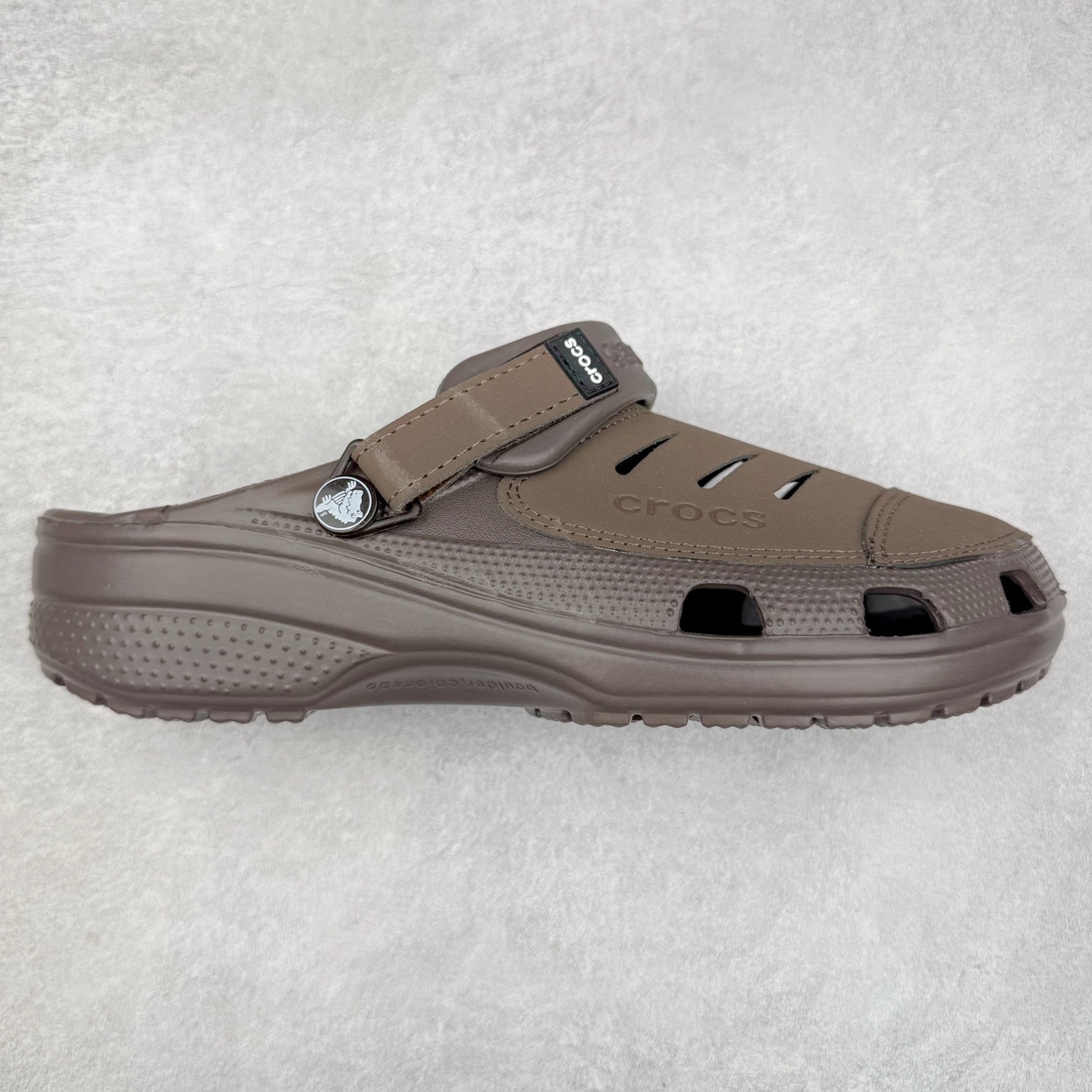 ＃DG莞产 Crocs Classic Clog Bogota 卡骆驰经典简约休闲沙滩洞洞拖鞋凉鞋 透明防水袋包装 注意配件需单独购买 超轻Croslite专利材料打造 鞋面更加耐用易清洗 该鞋款轻盈舒适 2002年 经典克骆格诞生 秉承外形简单 穿着舒适的初衷 不断为消费者带来舒适的穿着体验 穿出“趣”味 鞋面洞洞可搭彰显个性的智必星 一鞋两穿 可调节式后跟带增添鞋身的稳固性能 放前面变成愜意舒适的凉拖 放后面行走跑跳更加稳妥 Croslite ™材料 封闭式细胞树脂 能够在体温作用下自动变形以适应脚部形状 涉水性优秀的同时易于清洁 抓地力强 不易打滑 Crocs的核心理念：轻便 灵活 全方位的舒适感 同步官方尺码：M4（36-37） M5（37-38）M6（38-39）M7（39-40）M8（41-42）M9（42-43）M10（43-44）M11（45-46）-选品中心