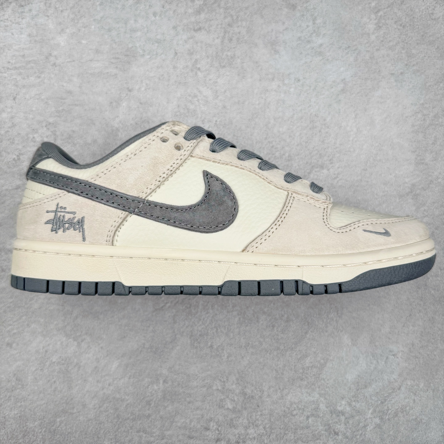 NK Dunk Low 定制配色 FC1688-154 大厂出品 极力推荐 原装头层材料 独家版型蒸餾加工帶來的是更好的视觉和脚感体验大厂纯原品质出货 清洁度 电绣工艺 皮料切割干净无任何毛边 细节完美 实拍调校N版已经零色差零失真 百分百还原实物色彩所见即所得 不存在货不对板色差等低级问题 选购参考实物拍摄 不混卖不参货 只用心做好货严格选品 承诺混一赔十 尺码：36 36.5 37.5 38 38.5 39 40 40.5 41 42 42.5 43 44 44.5 45-选品中心