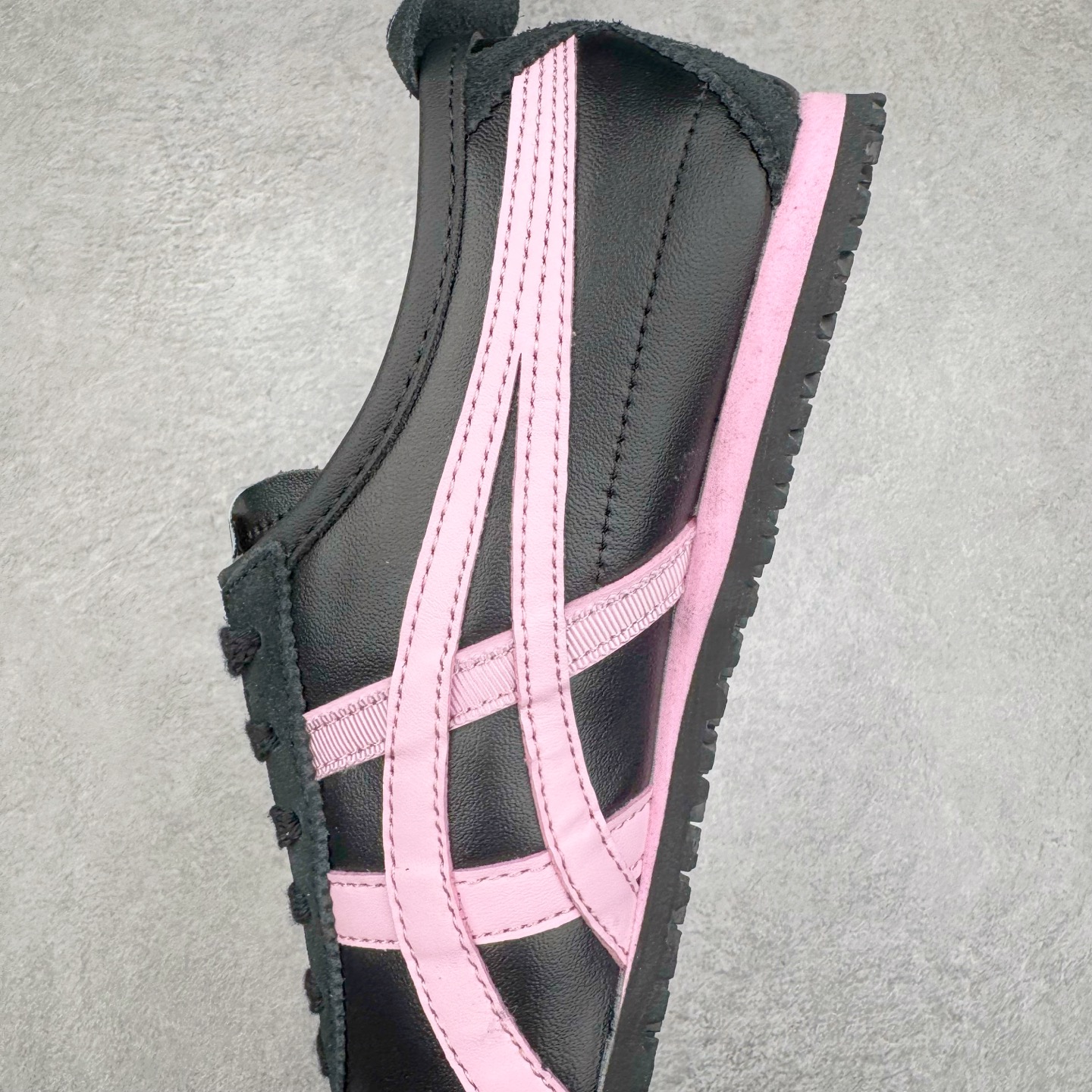 图片[7]-＃C版 Asics Onitsuka Tiger MEXICO 66 亚瑟士鬼冢虎复古经典板鞋 CNY 龙年限定 白红 市场王者选手 海外订单工厂出品 长期生产补货永不断码 超成熟稳定的做工品控 原装全套纸板楦头开发 原汁原味 完美呈现版型 私模正确鞋底咬花纹路 一比一鞋头弧度高度鞋身弧度 绝不口嗨 细节品控鞋型随意秒杀市面 原档咬花纹路私模大底 一个单元有六个三角形 总体形拼接呈现花瓣状 官方四联吊牌 原装Ortholite轻量化鞋垫 原盒原配 质保卡 说明书 钢印防尘纸 纸板中底带钢印 乳胶组合鞋垫 支持全方位的对比专柜 产品从款式颜色造型上体现出追求舒适和细节的完美 鞋类更是推崇手工制作的严谨与完美 融舒适性与可穿性的设计风格 注重细节的完美和别致魅力 既保持稳重 又不失轻松的时尚感 尺码：36 37 37.5 38 39 39.5 40 40.5 41.5 42 42.5 43.5 44 45-选品中心