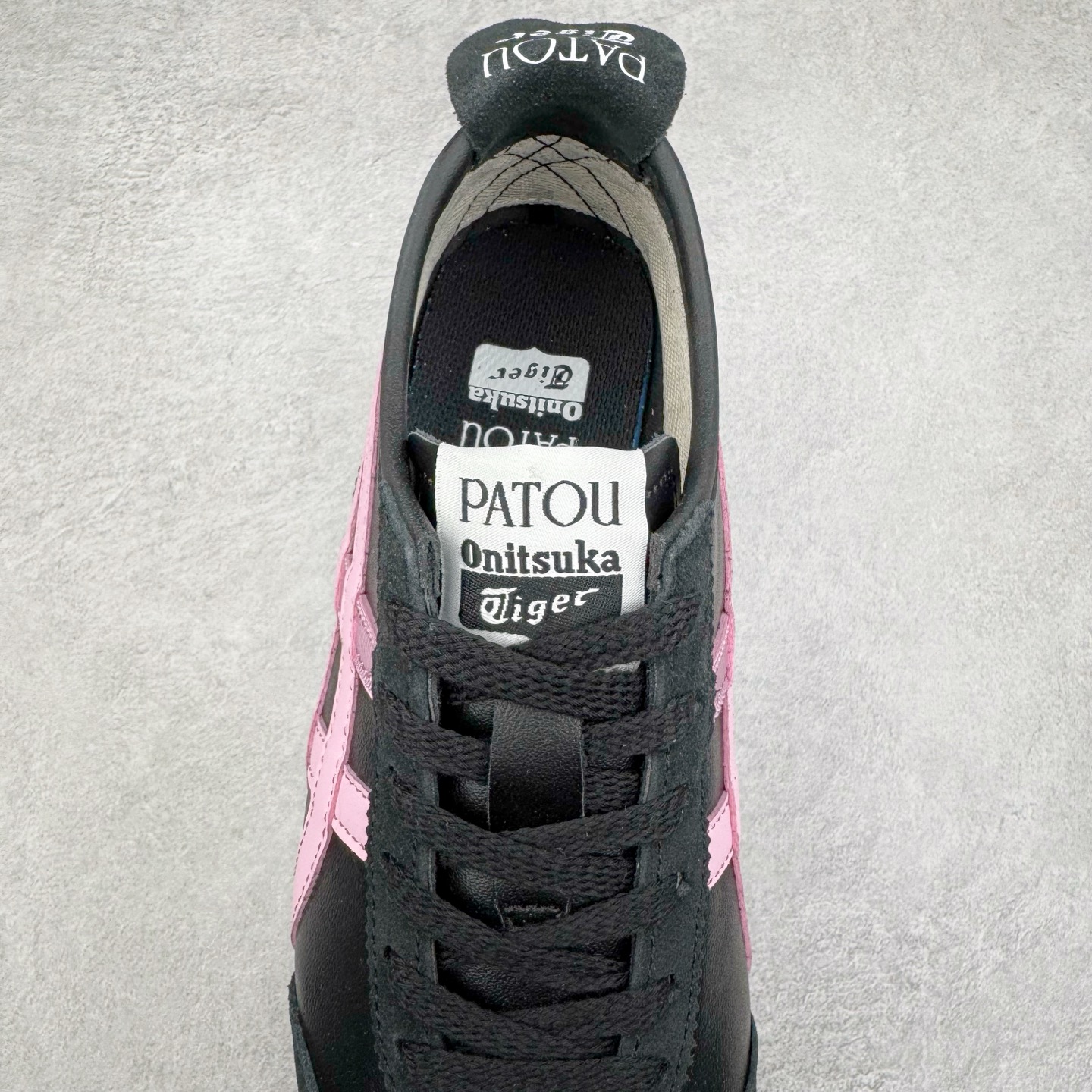 图片[5]-＃C版 Asics Onitsuka Tiger MEXICO 66 亚瑟士鬼冢虎复古经典板鞋 CNY 龙年限定 白红 市场王者选手 海外订单工厂出品 长期生产补货永不断码 超成熟稳定的做工品控 原装全套纸板楦头开发 原汁原味 完美呈现版型 私模正确鞋底咬花纹路 一比一鞋头弧度高度鞋身弧度 绝不口嗨 细节品控鞋型随意秒杀市面 原档咬花纹路私模大底 一个单元有六个三角形 总体形拼接呈现花瓣状 官方四联吊牌 原装Ortholite轻量化鞋垫 原盒原配 质保卡 说明书 钢印防尘纸 纸板中底带钢印 乳胶组合鞋垫 支持全方位的对比专柜 产品从款式颜色造型上体现出追求舒适和细节的完美 鞋类更是推崇手工制作的严谨与完美 融舒适性与可穿性的设计风格 注重细节的完美和别致魅力 既保持稳重 又不失轻松的时尚感 尺码：36 37 37.5 38 39 39.5 40 40.5 41.5 42 42.5 43.5 44 45-选品中心