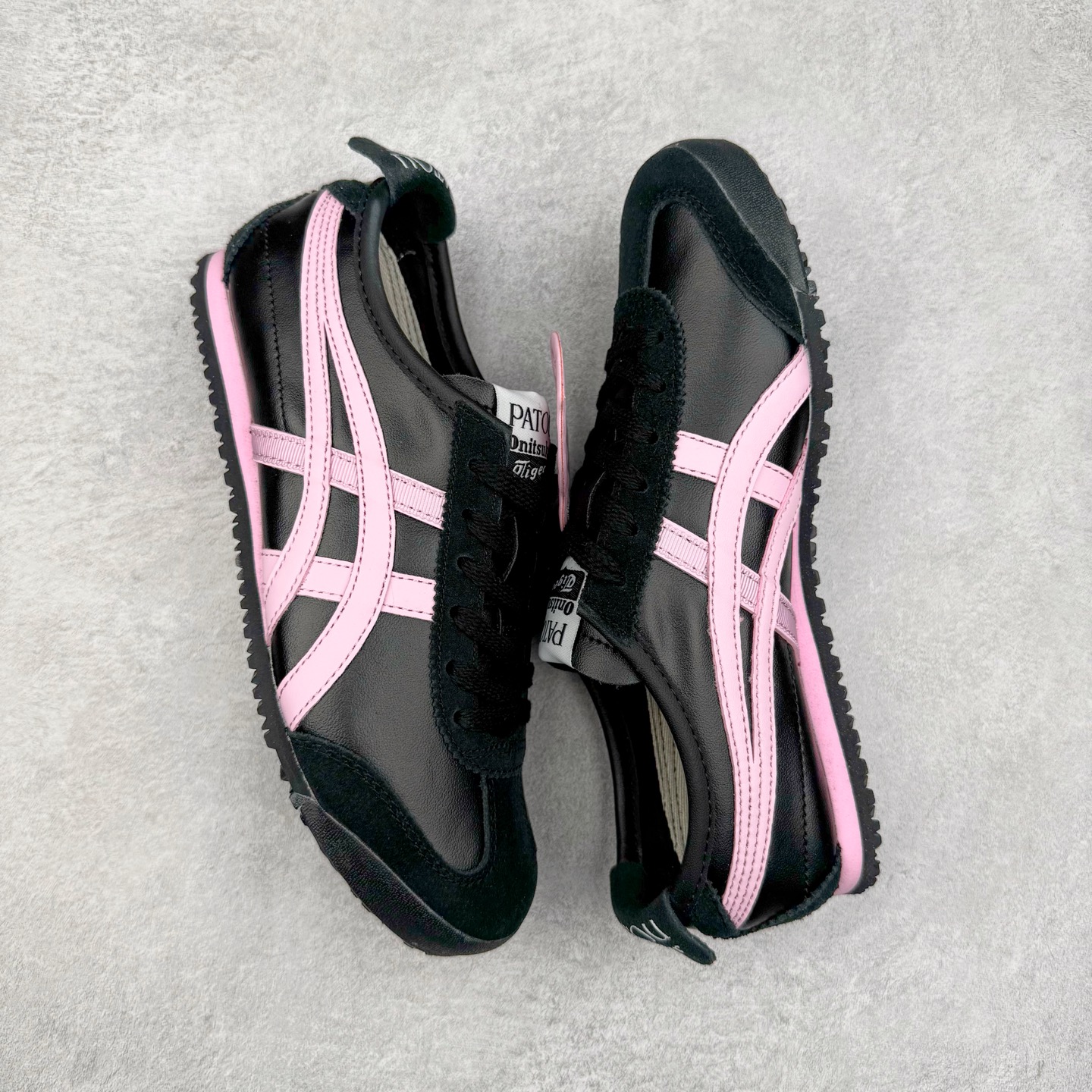 图片[3]-＃C版 Asics Onitsuka Tiger MEXICO 66 亚瑟士鬼冢虎复古经典板鞋 CNY 龙年限定 白红 市场王者选手 海外订单工厂出品 长期生产补货永不断码 超成熟稳定的做工品控 原装全套纸板楦头开发 原汁原味 完美呈现版型 私模正确鞋底咬花纹路 一比一鞋头弧度高度鞋身弧度 绝不口嗨 细节品控鞋型随意秒杀市面 原档咬花纹路私模大底 一个单元有六个三角形 总体形拼接呈现花瓣状 官方四联吊牌 原装Ortholite轻量化鞋垫 原盒原配 质保卡 说明书 钢印防尘纸 纸板中底带钢印 乳胶组合鞋垫 支持全方位的对比专柜 产品从款式颜色造型上体现出追求舒适和细节的完美 鞋类更是推崇手工制作的严谨与完美 融舒适性与可穿性的设计风格 注重细节的完美和别致魅力 既保持稳重 又不失轻松的时尚感 尺码：36 37 37.5 38 39 39.5 40 40.5 41.5 42 42.5 43.5 44 45-选品中心