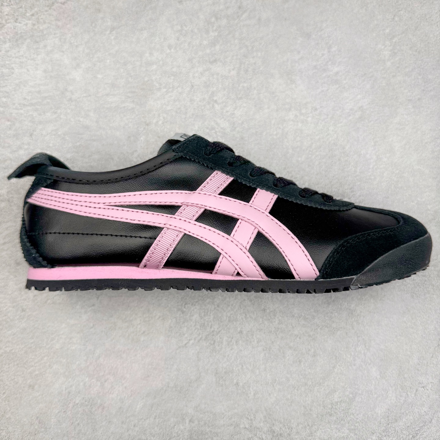 ＃C版 Asics Onitsuka Tiger MEXICO 66 亚瑟士鬼冢虎复古经典板鞋 CNY 龙年限定 白红 市场王者选手 海外订单工厂出品 长期生产补货永不断码 超成熟稳定的做工品控 原装全套纸板楦头开发 原汁原味 完美呈现版型 私模正确鞋底咬花纹路 一比一鞋头弧度高度鞋身弧度 绝不口嗨 细节品控鞋型随意秒杀市面 原档咬花纹路私模大底 一个单元有六个三角形 总体形拼接呈现花瓣状 官方四联吊牌 原装Ortholite轻量化鞋垫 原盒原配 质保卡 说明书 钢印防尘纸 纸板中底带钢印 乳胶组合鞋垫 支持全方位的对比专柜 产品从款式颜色造型上体现出追求舒适和细节的完美 鞋类更是推崇手工制作的严谨与完美 融舒适性与可穿性的设计风格 注重细节的完美和别致魅力 既保持稳重 又不失轻松的时尚感 尺码：36 37 37.5 38 39 39.5 40 40.5 41.5 42 42.5 43.5 44 45-选品中心