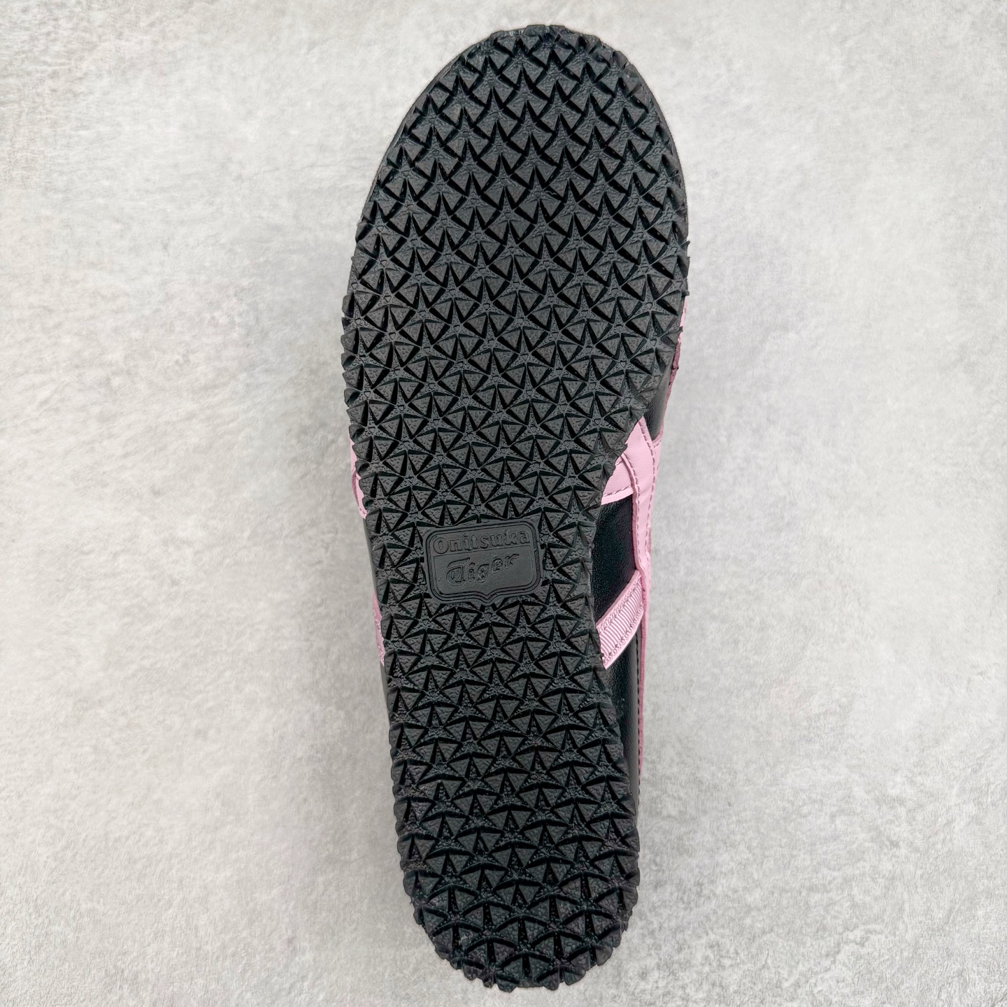 图片[9]-＃C版 Asics Onitsuka Tiger MEXICO 66 亚瑟士鬼冢虎复古经典板鞋 CNY 龙年限定 白红 市场王者选手 海外订单工厂出品 长期生产补货永不断码 超成熟稳定的做工品控 原装全套纸板楦头开发 原汁原味 完美呈现版型 私模正确鞋底咬花纹路 一比一鞋头弧度高度鞋身弧度 绝不口嗨 细节品控鞋型随意秒杀市面 原档咬花纹路私模大底 一个单元有六个三角形 总体形拼接呈现花瓣状 官方四联吊牌 原装Ortholite轻量化鞋垫 原盒原配 质保卡 说明书 钢印防尘纸 纸板中底带钢印 乳胶组合鞋垫 支持全方位的对比专柜 产品从款式颜色造型上体现出追求舒适和细节的完美 鞋类更是推崇手工制作的严谨与完美 融舒适性与可穿性的设计风格 注重细节的完美和别致魅力 既保持稳重 又不失轻松的时尚感 尺码：36 37 37.5 38 39 39.5 40 40.5 41.5 42 42.5 43.5 44 45-选品中心