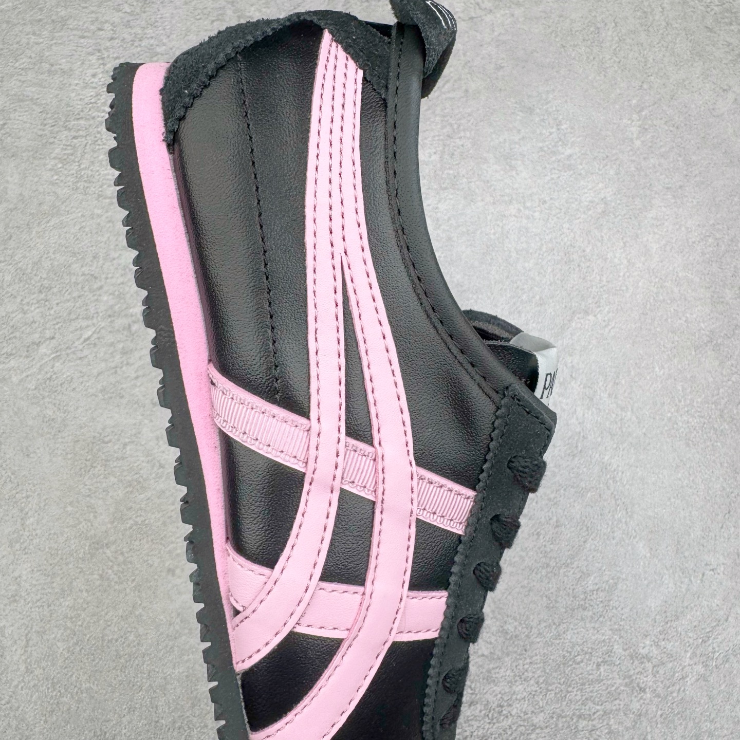 图片[6]-＃C版 Asics Onitsuka Tiger MEXICO 66 亚瑟士鬼冢虎复古经典板鞋 CNY 龙年限定 白红 市场王者选手 海外订单工厂出品 长期生产补货永不断码 超成熟稳定的做工品控 原装全套纸板楦头开发 原汁原味 完美呈现版型 私模正确鞋底咬花纹路 一比一鞋头弧度高度鞋身弧度 绝不口嗨 细节品控鞋型随意秒杀市面 原档咬花纹路私模大底 一个单元有六个三角形 总体形拼接呈现花瓣状 官方四联吊牌 原装Ortholite轻量化鞋垫 原盒原配 质保卡 说明书 钢印防尘纸 纸板中底带钢印 乳胶组合鞋垫 支持全方位的对比专柜 产品从款式颜色造型上体现出追求舒适和细节的完美 鞋类更是推崇手工制作的严谨与完美 融舒适性与可穿性的设计风格 注重细节的完美和别致魅力 既保持稳重 又不失轻松的时尚感 尺码：36 37 37.5 38 39 39.5 40 40.5 41.5 42 42.5 43.5 44 45-选品中心