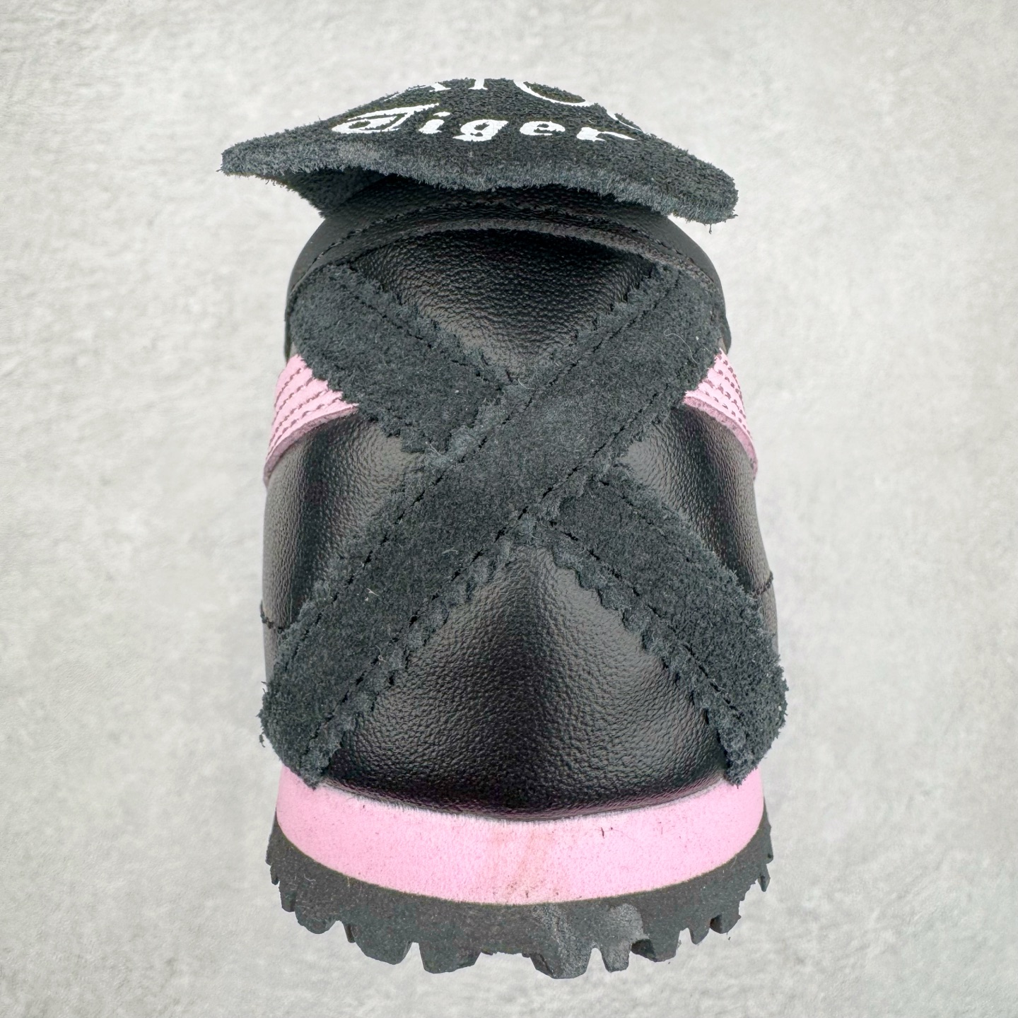 图片[8]-＃C版 Asics Onitsuka Tiger MEXICO 66 亚瑟士鬼冢虎复古经典板鞋 CNY 龙年限定 白红 市场王者选手 海外订单工厂出品 长期生产补货永不断码 超成熟稳定的做工品控 原装全套纸板楦头开发 原汁原味 完美呈现版型 私模正确鞋底咬花纹路 一比一鞋头弧度高度鞋身弧度 绝不口嗨 细节品控鞋型随意秒杀市面 原档咬花纹路私模大底 一个单元有六个三角形 总体形拼接呈现花瓣状 官方四联吊牌 原装Ortholite轻量化鞋垫 原盒原配 质保卡 说明书 钢印防尘纸 纸板中底带钢印 乳胶组合鞋垫 支持全方位的对比专柜 产品从款式颜色造型上体现出追求舒适和细节的完美 鞋类更是推崇手工制作的严谨与完美 融舒适性与可穿性的设计风格 注重细节的完美和别致魅力 既保持稳重 又不失轻松的时尚感 尺码：36 37 37.5 38 39 39.5 40 40.5 41.5 42 42.5 43.5 44 45-选品中心