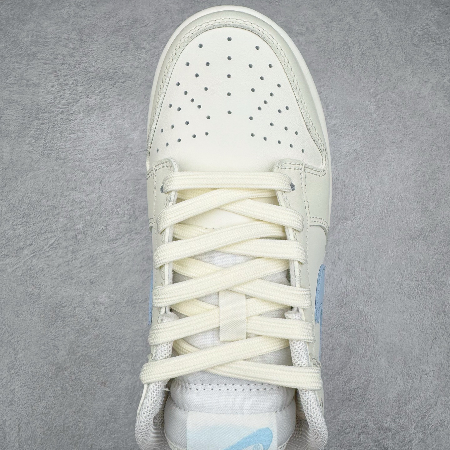 图片[4]-＃YC纯原 NK Dunk Low 丘比特之心 YW0212-012 定制系列天花板 无原鞋不开发 全系列得物原鞋一比一校对开发 配色持续更新中 终端对接 优势输出 全套原厂楦头原纸板数据档案倾力打造 原汁原味莞产 极致还原 圈内最强针车工艺 高端零售指定版 广东原厂配套原盒原标 鞋盒分三个尺码段 原厂冲刀 超高清洁度 全鞋零毛边皮料切割 采用原厂百宏鞋带以及原厂百宏织唛舌标 内标可供原厂几率过验 进口原装条纹中底布 四线拉帮白色点胶 原厂拉帮手法遵循公司 原厂电绣 极致还原 尺码：36 36.5 37.5 38 38.5 39 40-选品中心