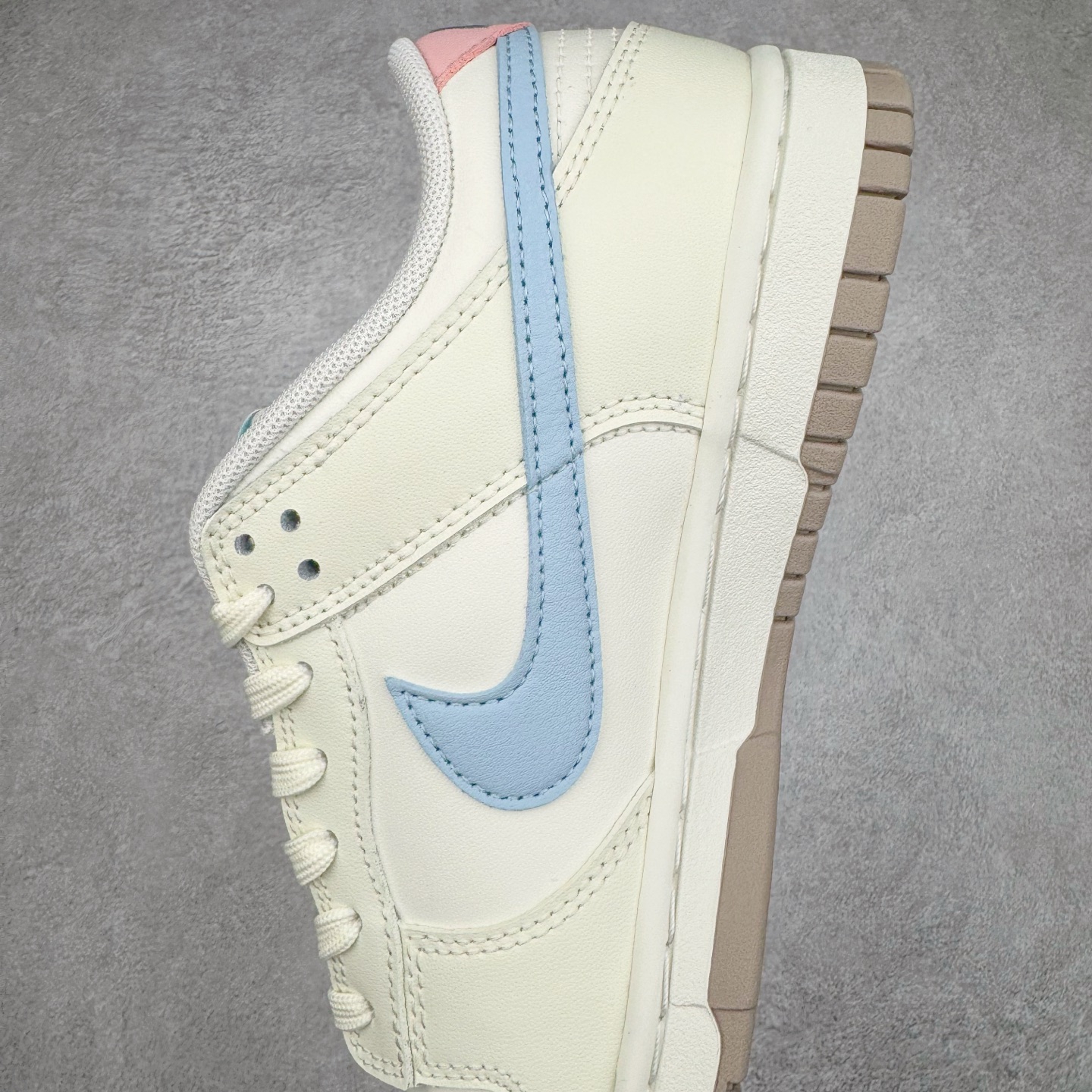 图片[7]-＃YC纯原 NK Dunk Low 丘比特之心 YW0212-012 定制系列天花板 无原鞋不开发 全系列得物原鞋一比一校对开发 配色持续更新中 终端对接 优势输出 全套原厂楦头原纸板数据档案倾力打造 原汁原味莞产 极致还原 圈内最强针车工艺 高端零售指定版 广东原厂配套原盒原标 鞋盒分三个尺码段 原厂冲刀 超高清洁度 全鞋零毛边皮料切割 采用原厂百宏鞋带以及原厂百宏织唛舌标 内标可供原厂几率过验 进口原装条纹中底布 四线拉帮白色点胶 原厂拉帮手法遵循公司 原厂电绣 极致还原 尺码：36 36.5 37.5 38 38.5 39 40-选品中心